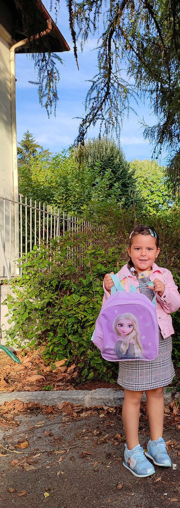 Ana a rejoint le concours — aidez-le/la à gagner de superbes lots ! baby_toddler_clothing, botany, doll, fence, garden, grass, grass_family, home_fencing, joy, landscape, leaf, people_in_nature, person, plant, shrub, sky, smile, soil, spring, toddler