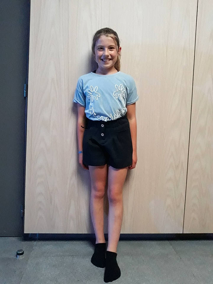 Pauline a rejoint le concours — aidez-le/la à gagner de superbes lots ! abdomen, arm, denim, fashion_design, hair, human_body, joy, knee, leg, neck, outerwear, person, shoe, shorts, sleeve, smile, sportswear, street_fashion, t_shirt, thigh