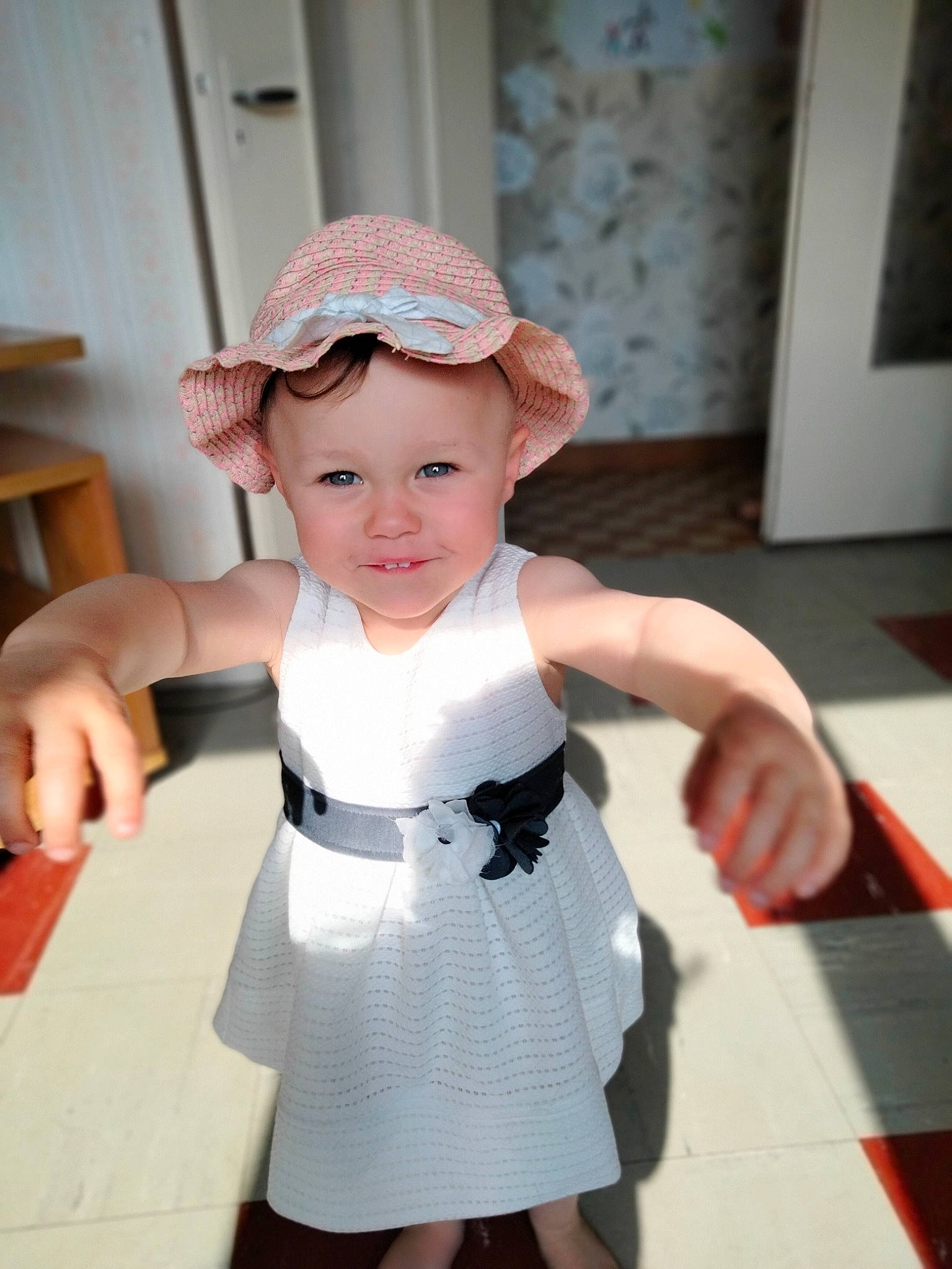 Siana participe au concours pour gagner de l'argent avec cette photo : baby_toddler_clothing, cap, child, day_dress, fashion_accessory, fashion_design, flooring, formal_wear, fun, hand, happy, hat, headwear, jewellery, joint, joy, one_piece_garment, pattern, person, sleeve