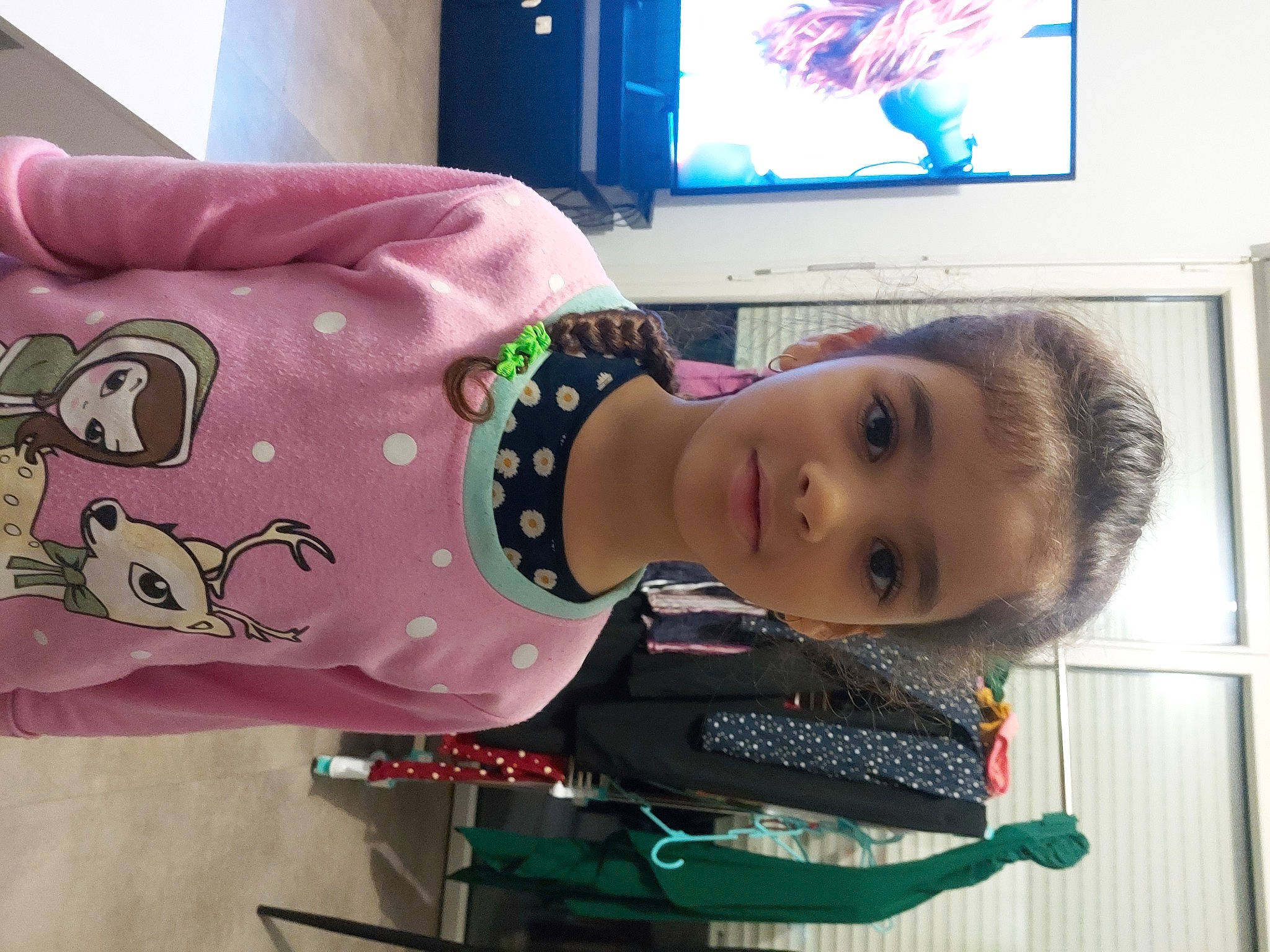 Stella participe au concours pour gagner de l'argent avec cette photo : child, display_device, eyelash, fun, home_appliance, magenta, pattern, person, room, sleeve, television, television_set, toddler, visual_arts