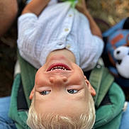 Soan participe au concours pour gagner de l'argent avec cette photo : child, blonde_hair, smiling, toy, green_chair, white_shirt, outdoor, happy, portrait, casual_clothing, closeup, seat, playful, young_child, face, person, blue_eyes, holding, nature, daylight