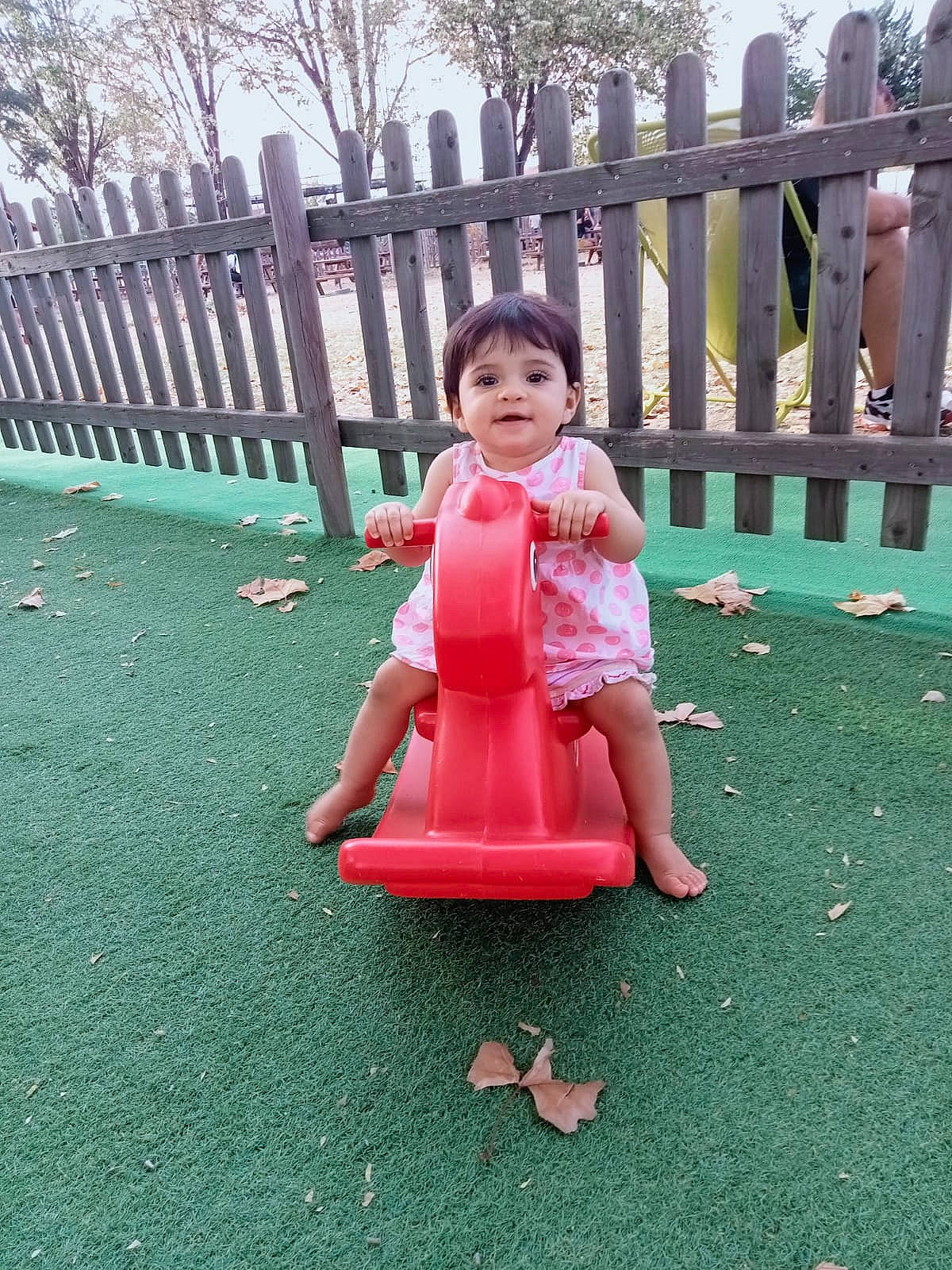 Farah participe au concours pour gagner de l'argent avec cette photo : baby_toddler_clothing, chute, city, dress, fence, fun, grass, happy, leg, leisure, outdoor_play_equipment, person, pink, plant, playground_slide, public_space, recreation, shoe, toddler, toy