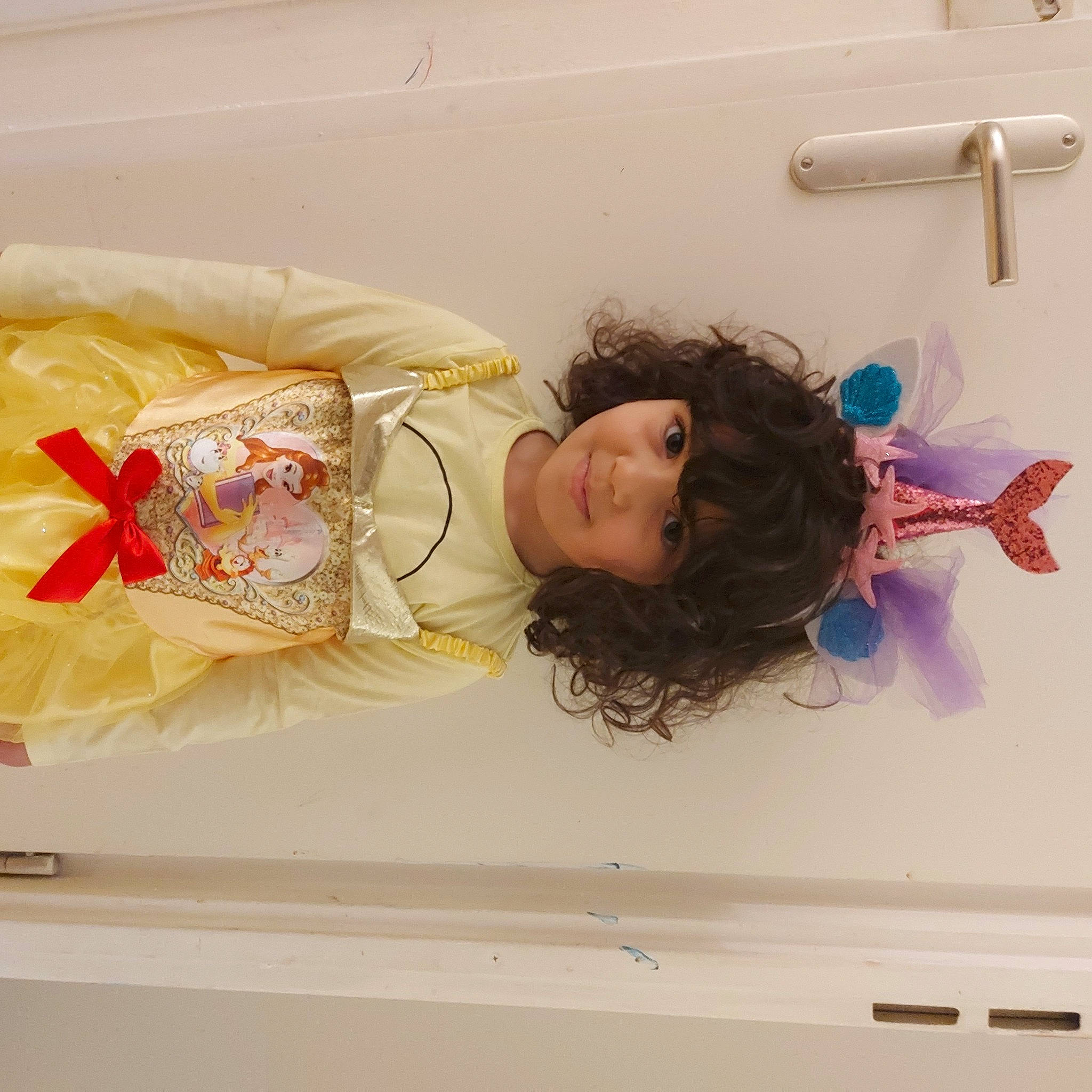 Yasmine a rejoint le concours — aidez-le/la à gagner de superbes lots ! bathing, child, comfort, embellishment, fashion_accessory, happy, joy, linens, peach, person, plaster, product, room, textile, toddler