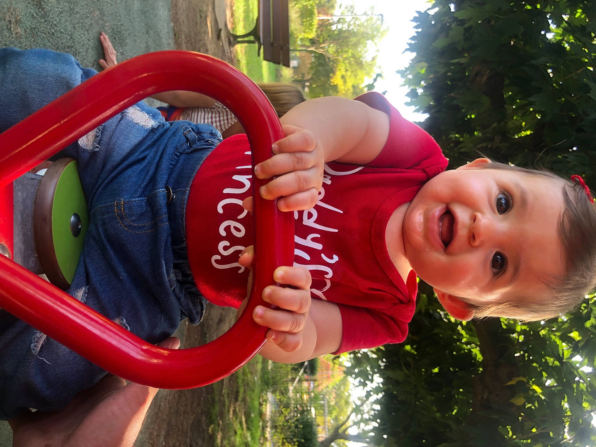 Anna a rejoint le concours — aidez-le/la à gagner de superbes lots ! baby, baby_laughing, baby_toddler_clothing, child, fun, grass, happy, leisure, outdoor_play_equipment, people_in_nature, person, plant, play, recreation, smile, toddler, tree, yellow