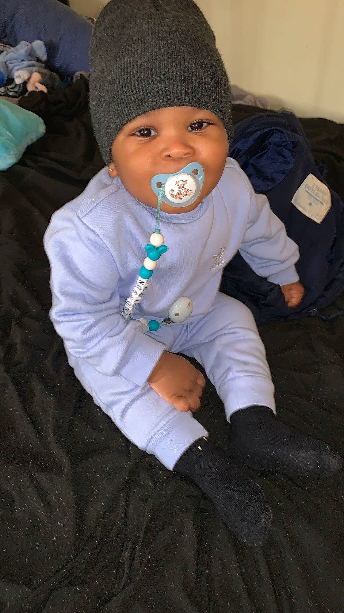 Djahdou participe au concours pour gagner de l'argent avec cette photo : baby, baby_toddler_clothing, beanie, cap, cheek, child, comfort, electric_blue, eye, flash_photography, fur, happy, hat, headwear, hood, hoodie, knit_cap, person, sitting, sleeve