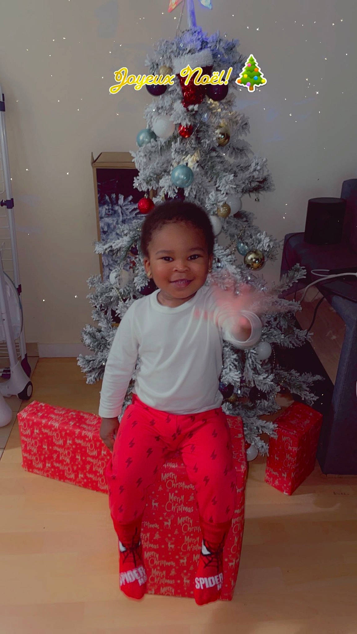 Djahdou participe au concours pour gagner de l'argent avec cette photo : baby_toddler_clothing, beauty, christmas, christmas_decoration, christmas_eve, christmas_ornament, christmas_tree, event, fun, happy, holiday, holiday_ornament, joy, magenta, ornament, people, person, pink, sleeve, smile