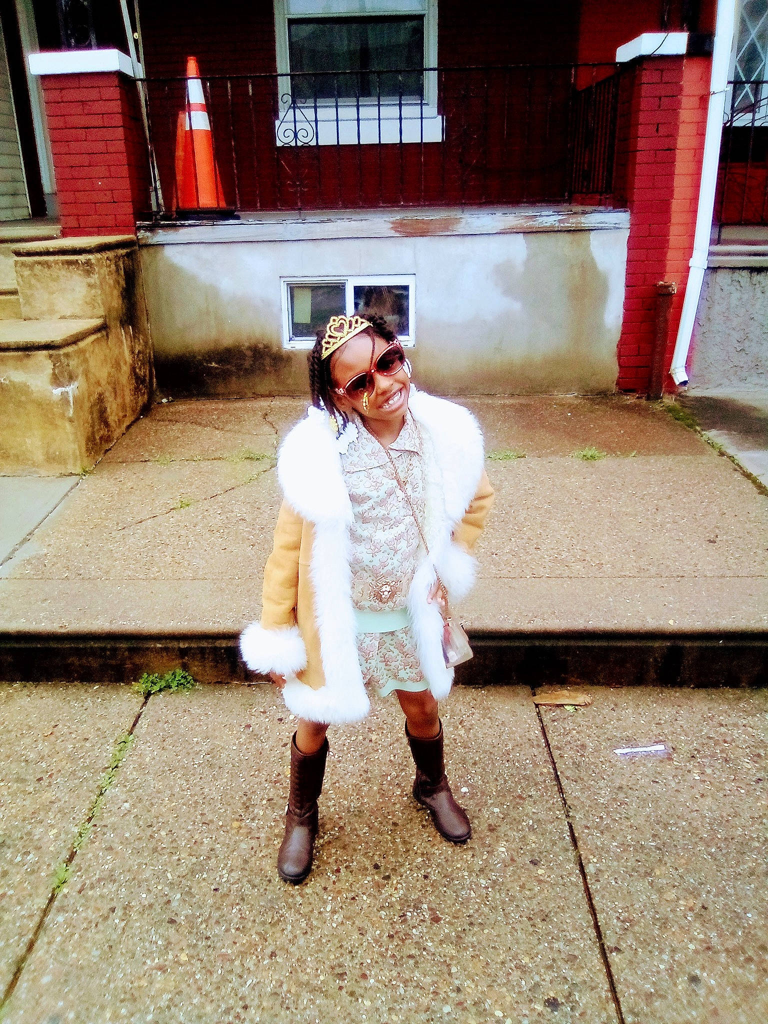 Promyse is registered to the contest to win money with this photo: door, eyewear, flooring, footwear, formal_wear, fun, gesture, glasses, handbag, hat, human_leg, joy, leisure, luggage_and_bags, person, road_surface, sidewalk, sunglasses, temple, town