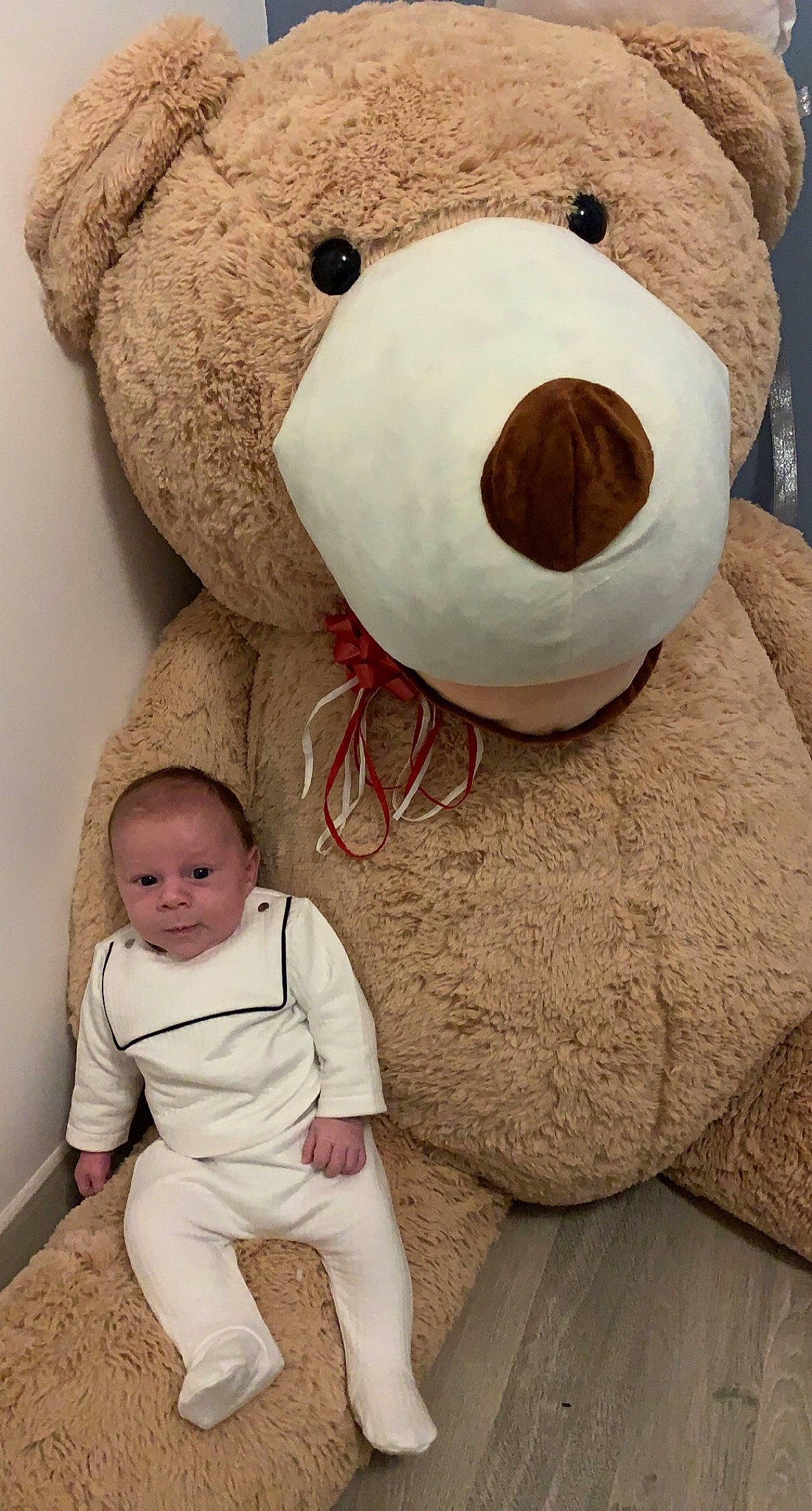 Maé a rejoint le concours — aidez-le/la à gagner de superbes lots ! baby, baby_toddler_clothing, beauty, comfort, facial_expression, mammal, nose, organ, person, photograph, plush, product, red, sleeve, snout, stuffed_toy, textile, toddler, toy, vertebrate