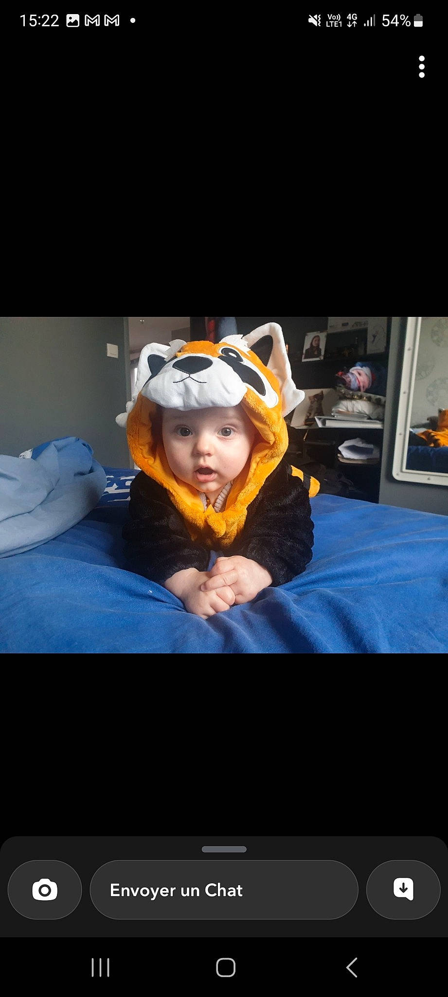 Lugiano participe au concours pour gagner de l'argent avec cette photo : beanie, cap, child, display_device, electric_blue, electronic_device, flash_photography, fun, fur, gadget, happy, headwear, hood, hoodie, person, personal_protective_equipment, picture_frame, purple, room, sitting