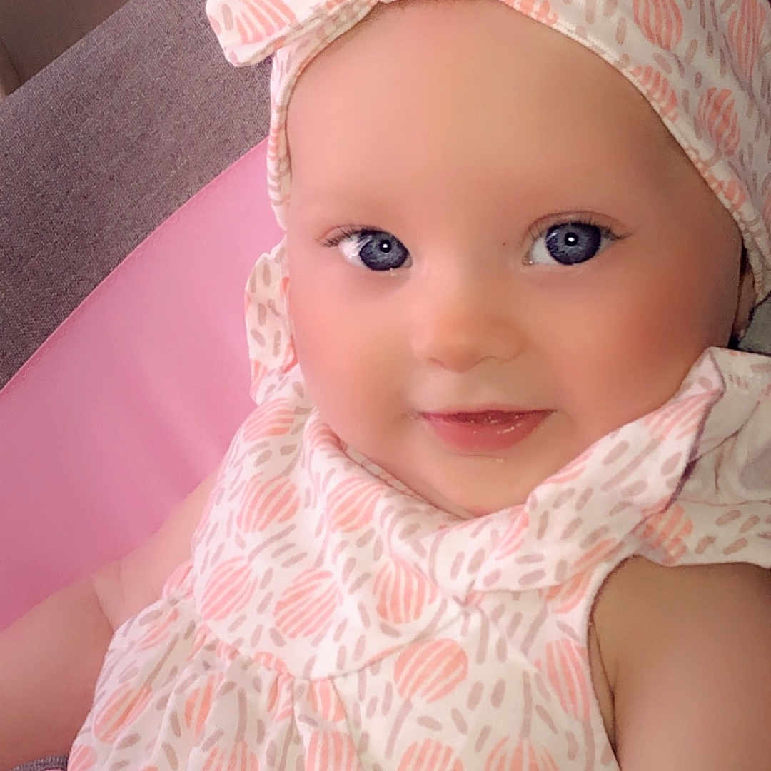 Tina a rejoint le concours — aidez-le/la à gagner de superbes lots ! accessories, baby, bonnet, cap, clothing, couch, cushion, dress, face, furniture, happy, hat, head, headband, homedecor, newborn, person, photography, portrait, smile