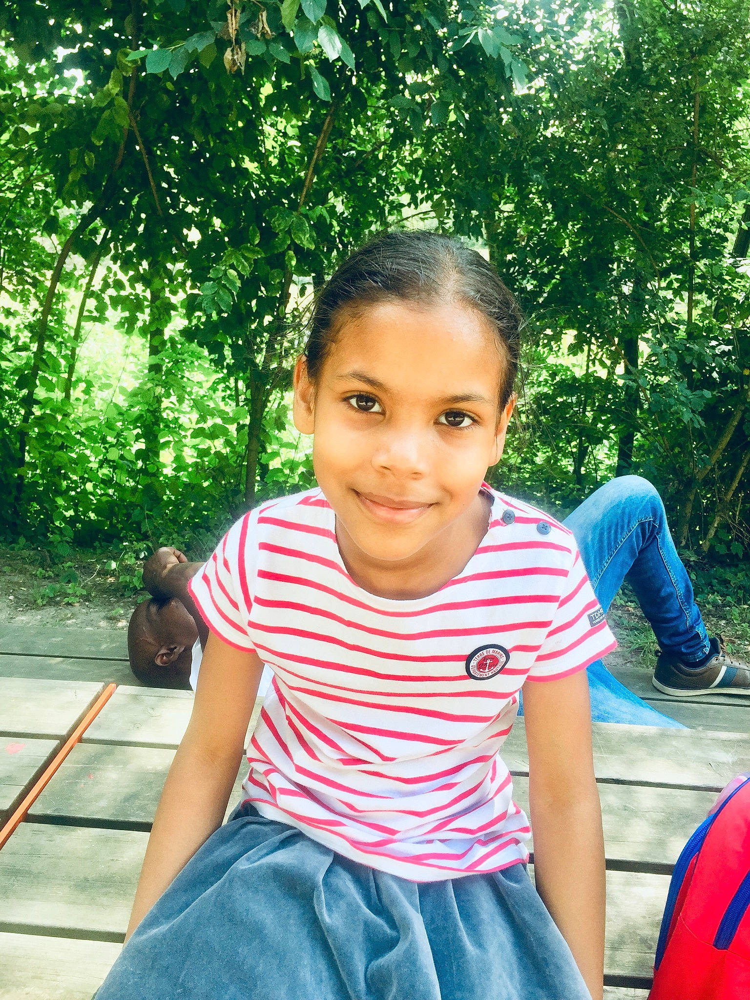 Chloé participe au concours pour gagner de l'argent avec cette photo : baby_toddler_clothing, child, fun, grass, green, happy, joy, leisure, person, plant, play, recreation, sitting, smile, t_shirt, toddler, travel, tree, vacation