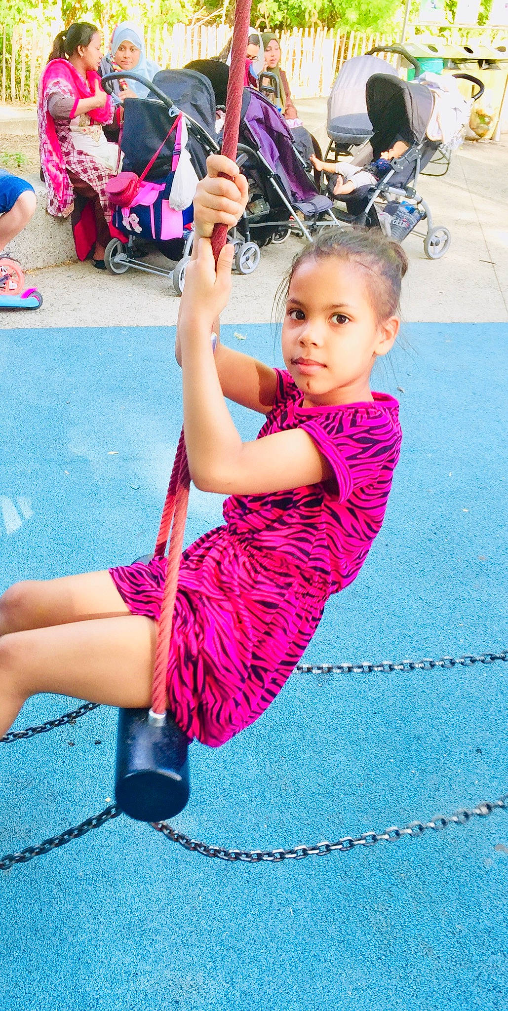 Chloé a rejoint le concours — aidez-le/la à gagner de superbes lots ! electric_blue, event, flip_flops, foot, fun, happy, headwear, human_leg, joint, knee, leg, leisure, luggage_and_bags, magenta, person, pink, recreation, sandal, shoe, shorts