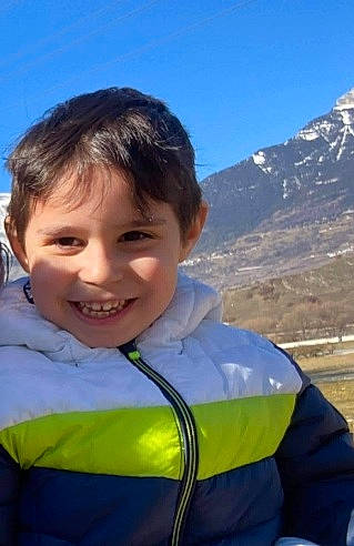 Bryan participe au concours pour gagner de l'argent avec cette photo : adventure, child, electric_blue, eye, fun, hair, happy, head, hill, joy, landscape, leisure, mountain, mountain_range, people_in_nature, person, personal_protective_equipment, recreation, sky, smile