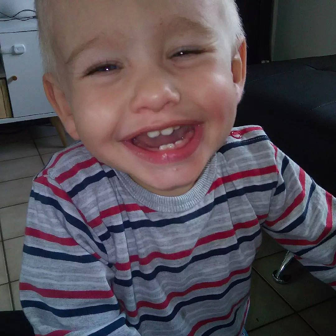 Loucyan a rejoint le concours — aidez-le/la à gagner de superbes lots ! cabinetry, cheek, chin, ear, eyebrow, face, facial_expression, forehead, happy, iris, jaw, joy, kitchen_appliance, lip, mouth, nose, person, skin, sleeve, smile