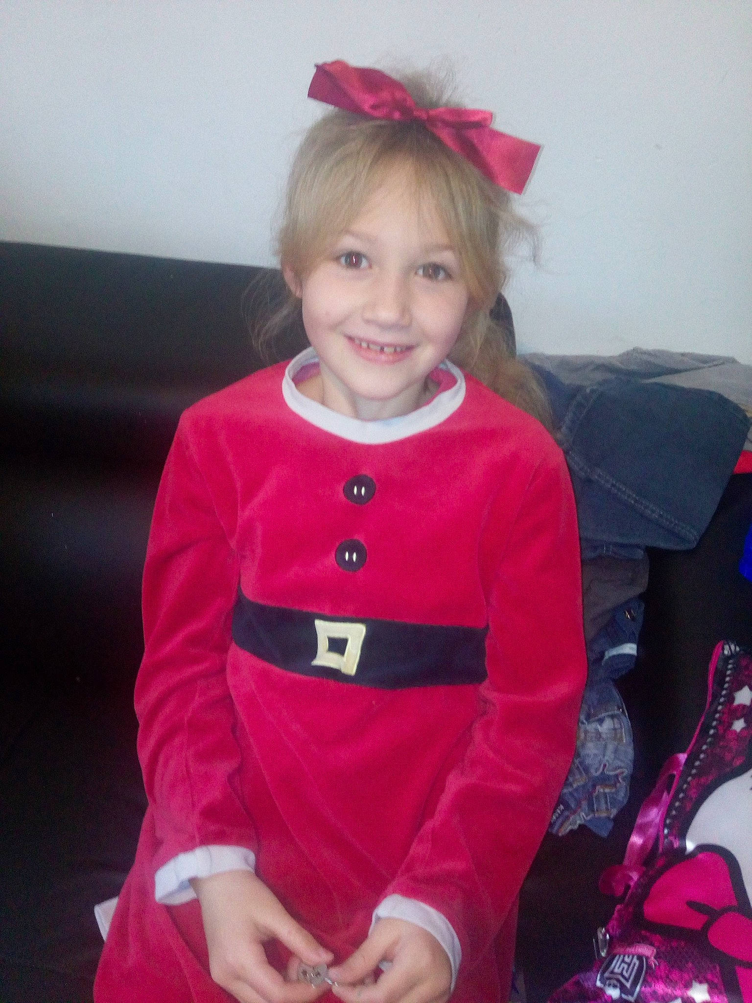 Louna participe au concours pour gagner de l'argent avec cette photo : baby_toddler_clothing, carmine, chair, dress, event, eye, fashion_accessory, fun, hair, happy, head, human_body, joy, lap, magenta, person, pink, red, sleeve, smile