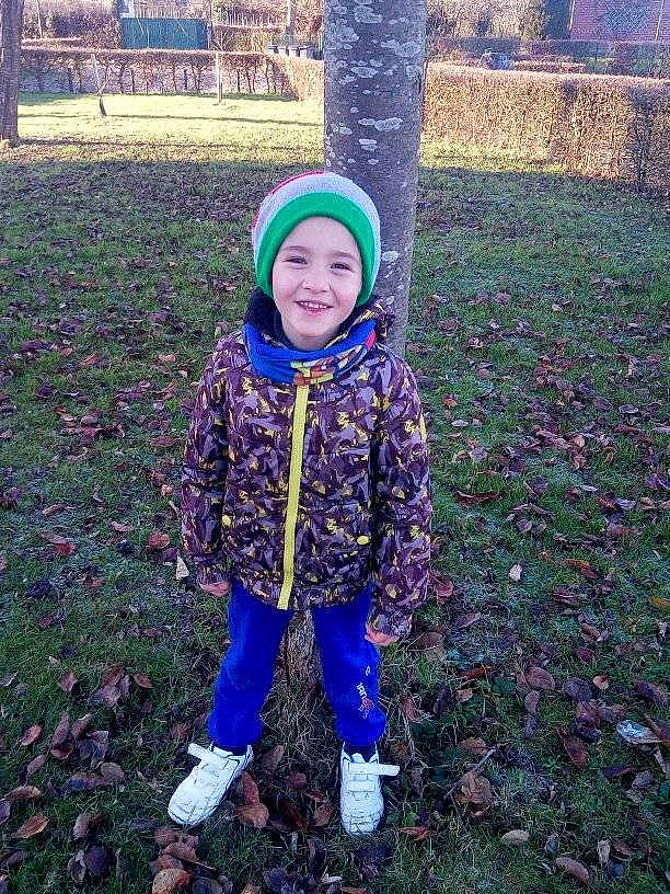 Louïs a rejoint le concours — aidez-le/la à gagner de superbes lots ! baby_toddler_clothing, cap, child, electric_blue, grass, happy, headwear, jacket, joy, landscape, leaf, mountain, pattern, people_in_nature, person, plant, recreation, smile, soil, toddler