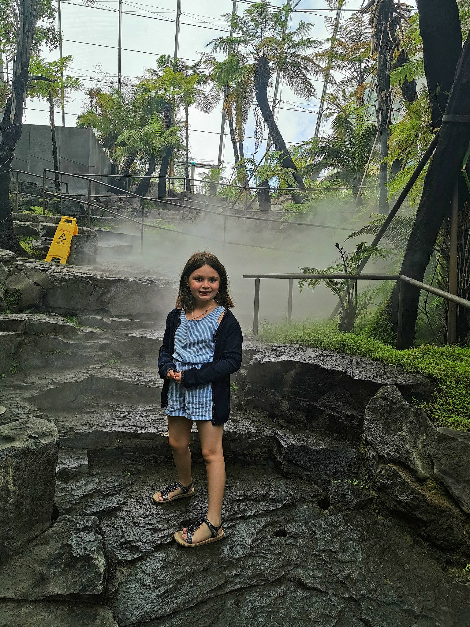 Emma a rejoint le concours — aidez-le/la à gagner de superbes lots ! arecales, body_of_water, forest, fun, garden, grass, joy, jungle, landscape, leisure, morning, person, plant, recreation, rock, sky, smile, temple, tourism, travel