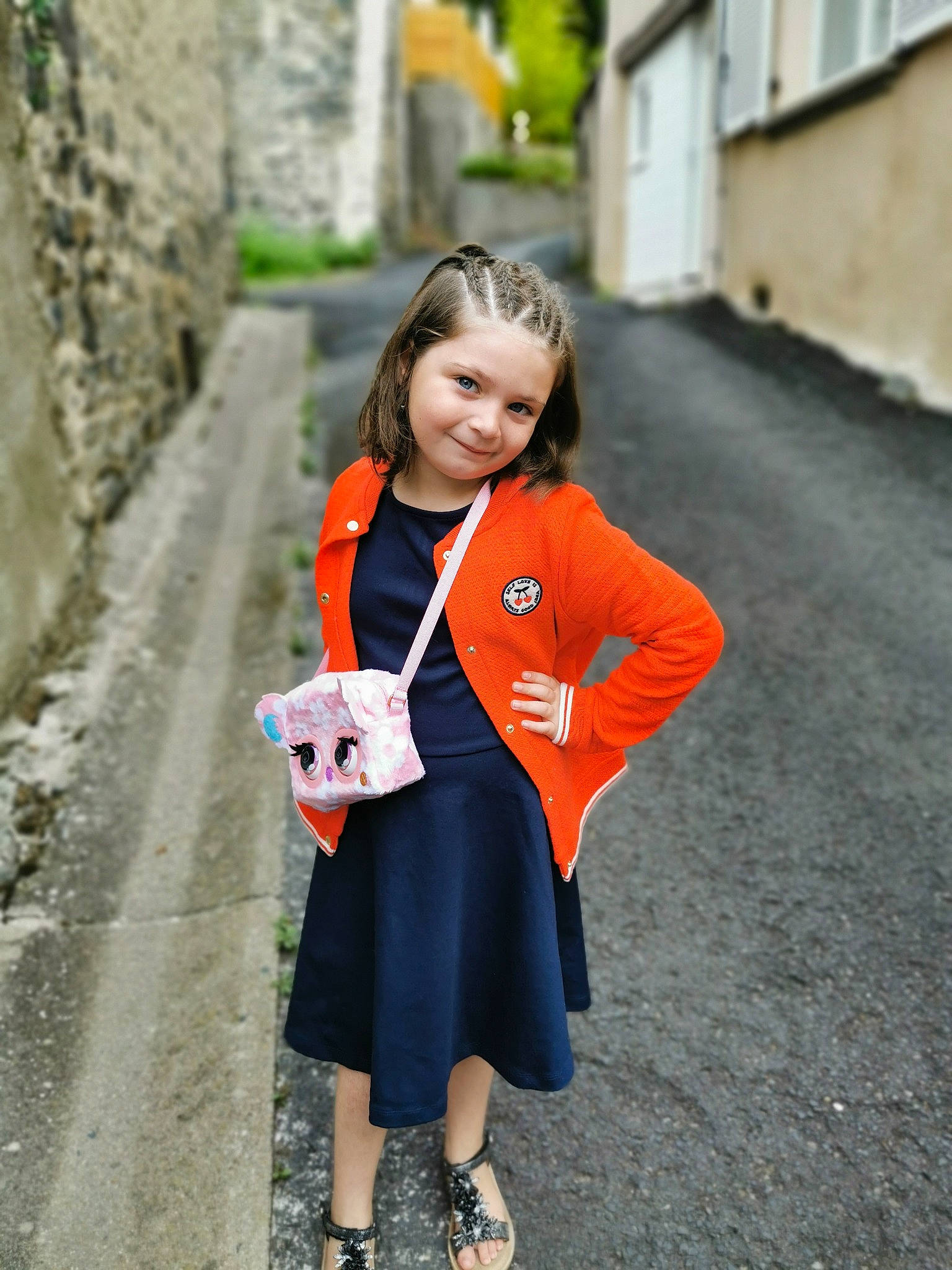 Emma participe au concours pour gagner de l'argent avec cette photo : blazer, brown_hair, electric_blue, fashion_accessory, formal_wear, happy, jewellery, joy, neck, pattern, person, plaid, plant, school_uniform, shoulder, sleeve, smile, t_shirt, textile, toddler