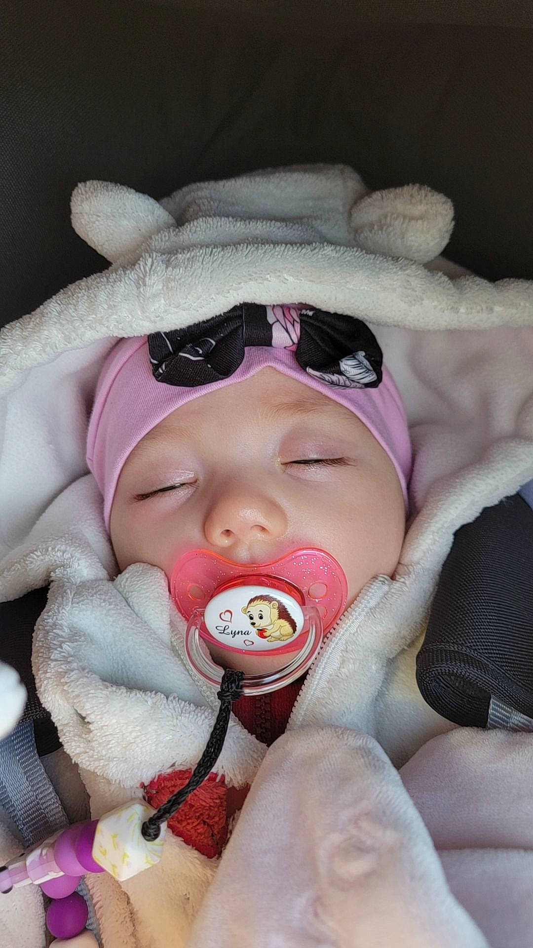 Lyna participe au concours pour gagner de l'argent avec cette photo : baby, baby_carriage, baby_products, baby_safety, baby_sleeping, baby_toddler_clothing, bedtime, carmine, cheek, comfort, eye, eyelash, finger, headgear, headwear, linens, lip, mouth, person, pink