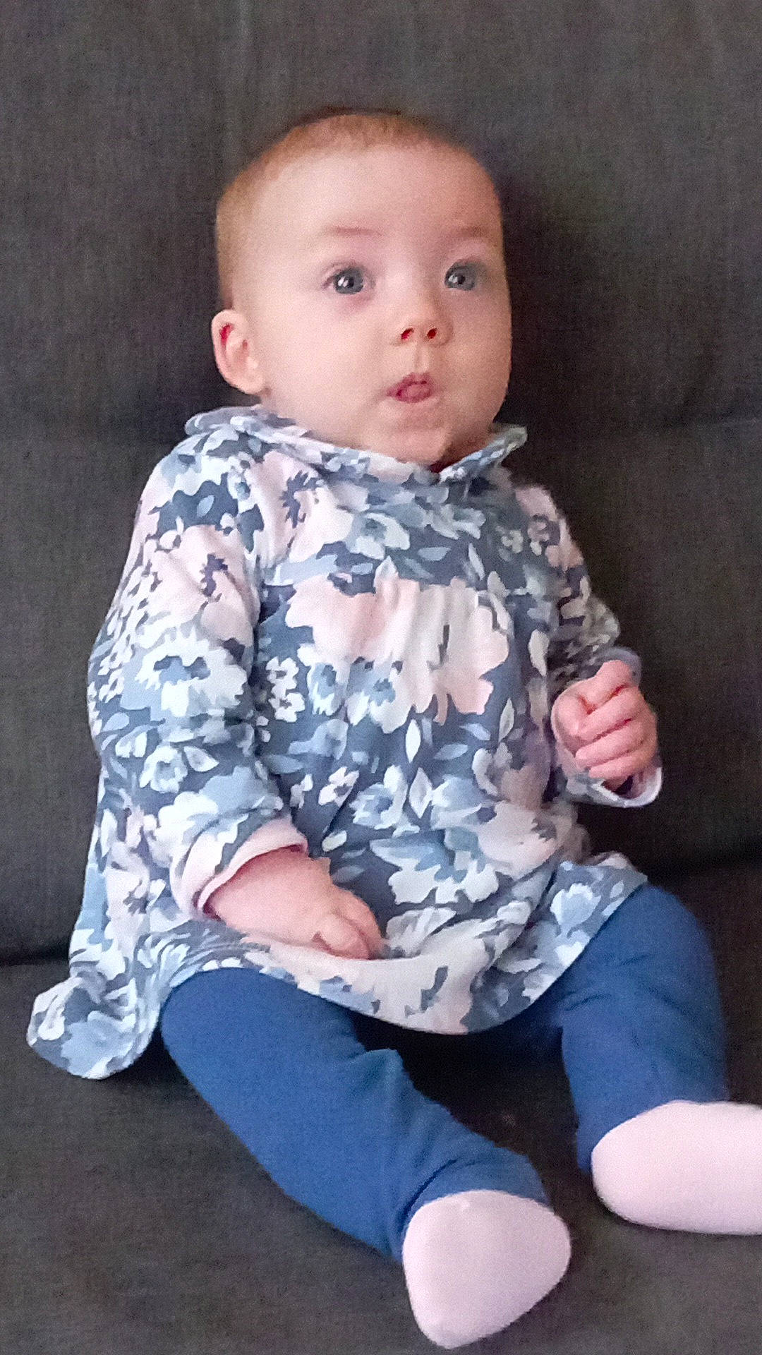 Lyna a rejoint le concours — aidez-le/la à gagner de superbes lots ! baby, baby_toddler_clothing, beauty, cheek, child, chin, collar, comfort, dress, eye, human_leg, iris, lip, pattern, person, sitting, skin, sleeve, surprise, t_shirt