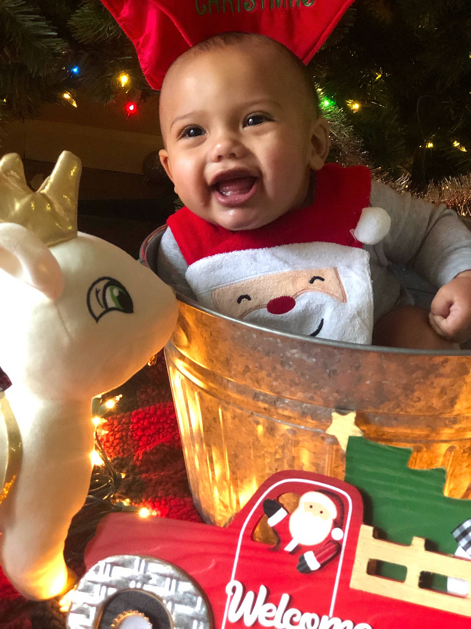 Daquan is registered to the contest to win money with this photo: baby, baby_toddler_clothing, child, christmas, christmas_decoration, christmas_ornament, event, fictional_character, fun, happy, holiday, holiday_ornament, light, ornament, party_supply, people, person, red, smile, toddler