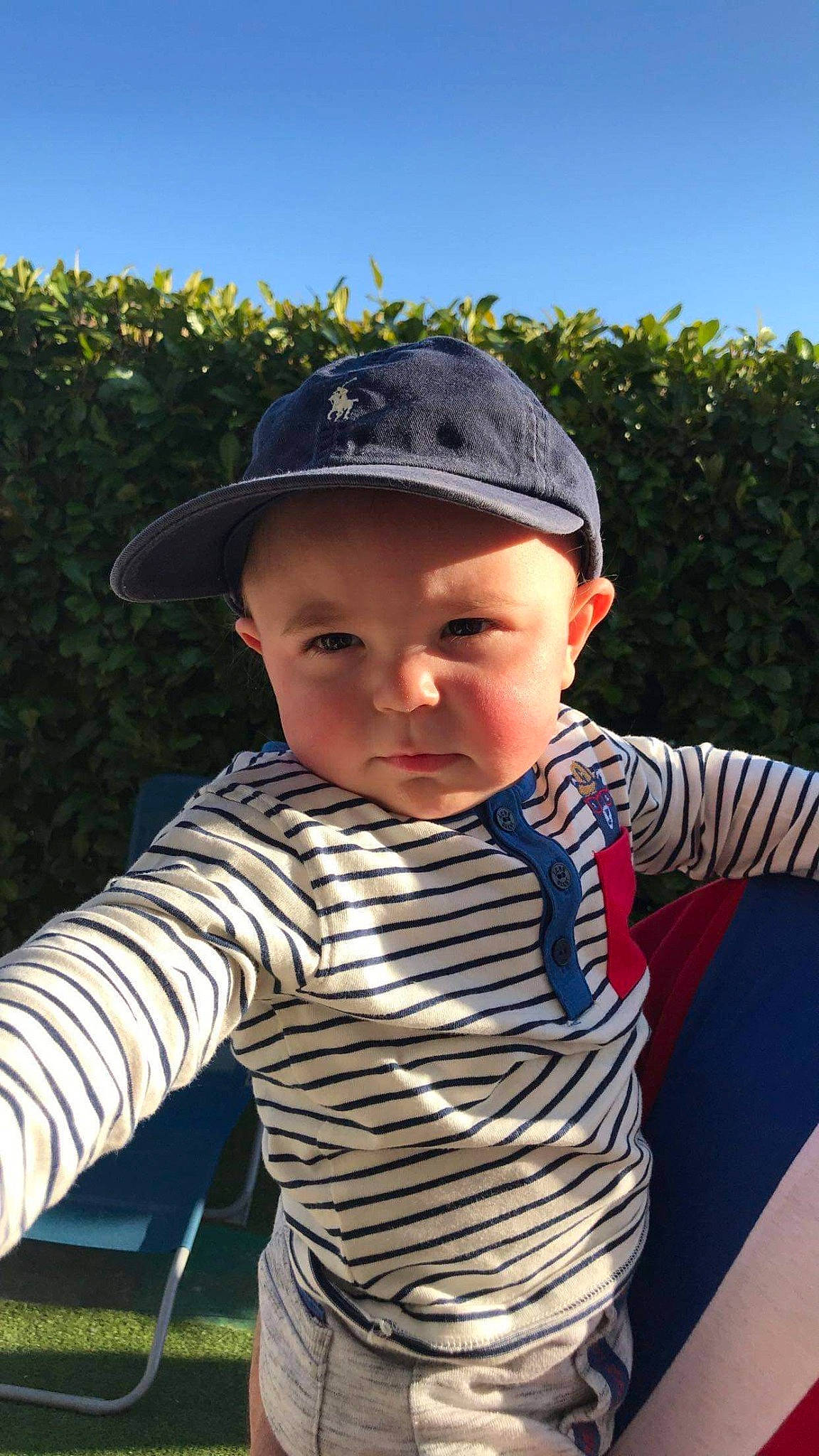 Ayron participe au concours pour gagner de l'argent avec cette photo : baby, child, hat, headgear, headwear, person, play, smile, summer, sun_hat, toddler, tree, vacation