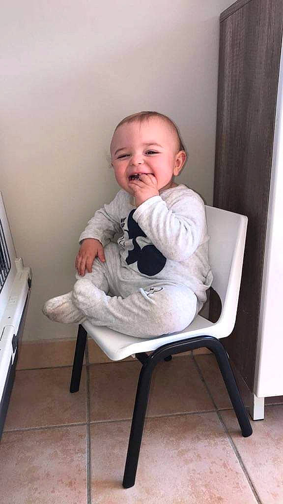 Ayron participe au concours pour gagner de l'argent avec cette photo : baby, chair, child, furniture, person, sitting, toddler