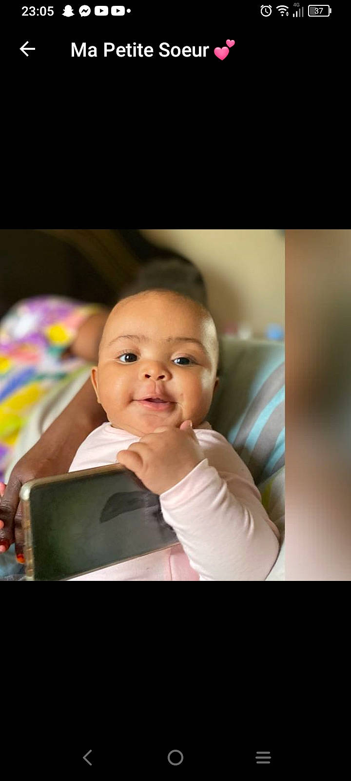 Nalyah a rejoint le concours — aidez-le/la à gagner de superbes lots ! baby, car_seat, child, driving, flash_photography, fun, gadget, gesture, happy, laugh, person, photo_caption, portrait, portrait_photography, room, sitting, smile, t_shirt, toddler