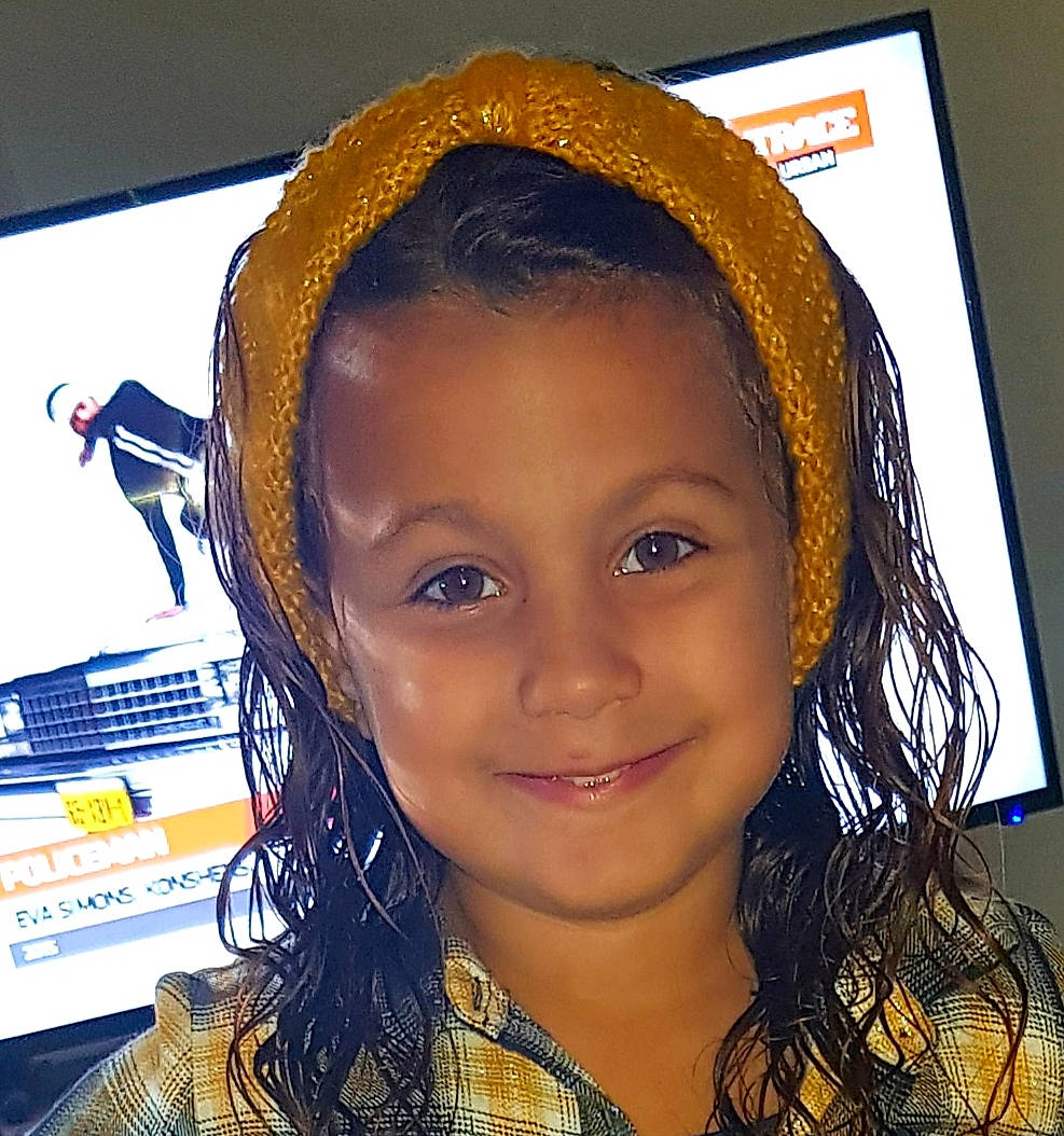 Leïla a rejoint le concours — aidez-le/la à gagner de superbes lots ! black_hair, child, chin, eyebrow, face, fashion_accessory, forehead, hair, hair_accessory, hairstyle, head, headgear, human, joy, lace_wig, lip, long_hair, nose, person, smile