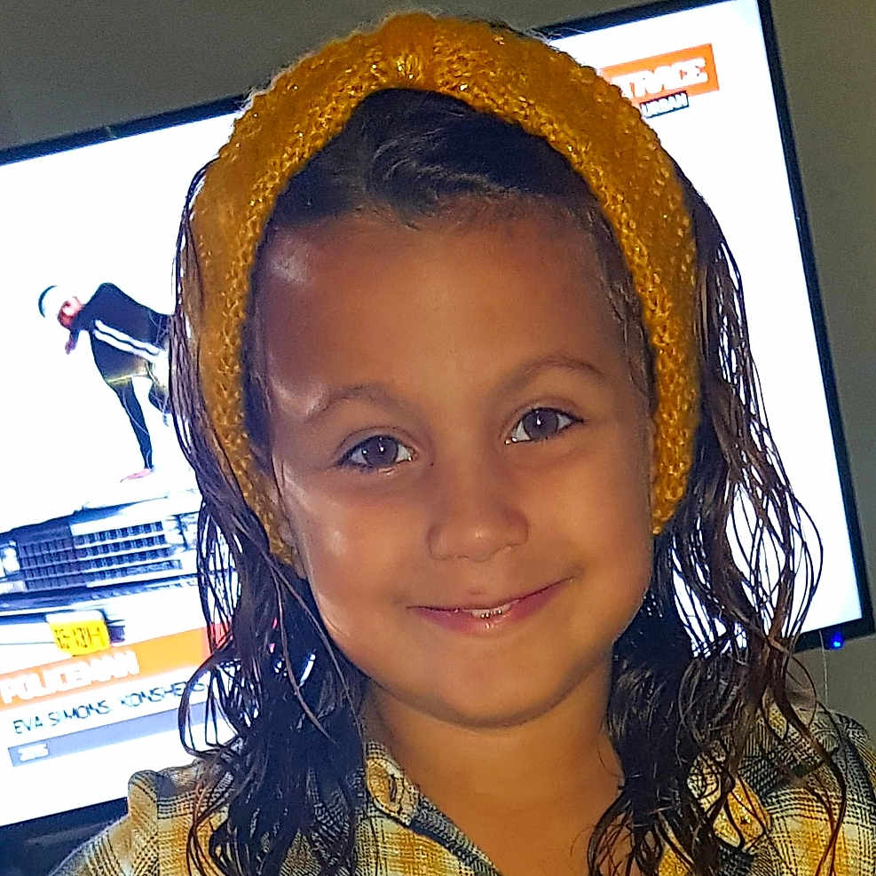 Leïla a rejoint le concours — aidez-le/la à gagner de superbes lots ! black_hair, child, chin, eyebrow, face, fashion_accessory, forehead, hair, hair_accessory, hairstyle, head, headgear, human, joy, lace_wig, lip, long_hair, nose, person, smile