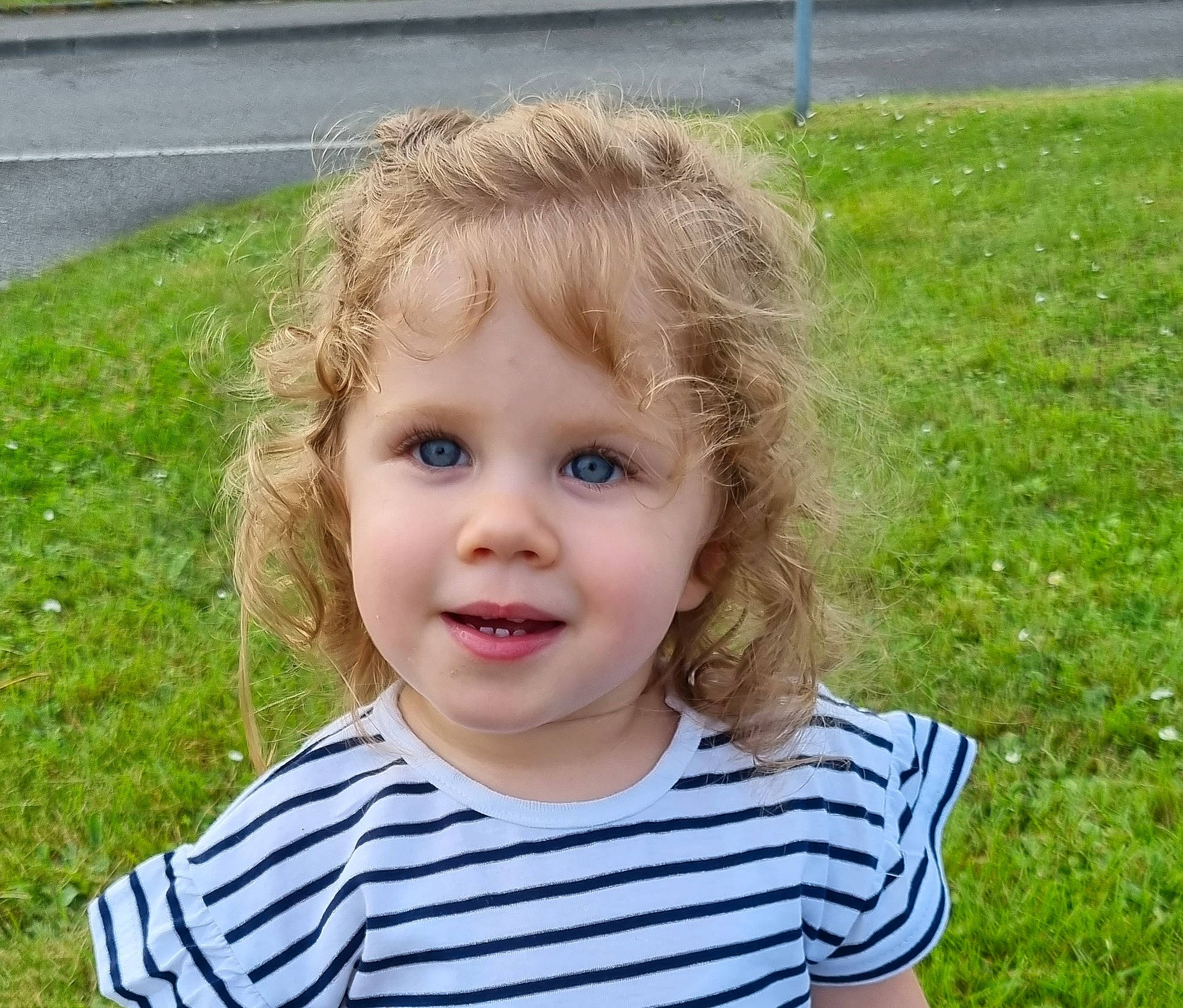 Lina participe au concours pour gagner de l'argent avec cette photo : baby_toddler_clothing, cheek, child, eyelash, facial_expression, fun, grass, happy, head, iris, joy, lip, mammal, nose, people_in_nature, person, sleeve, smile, summer, t_shirt