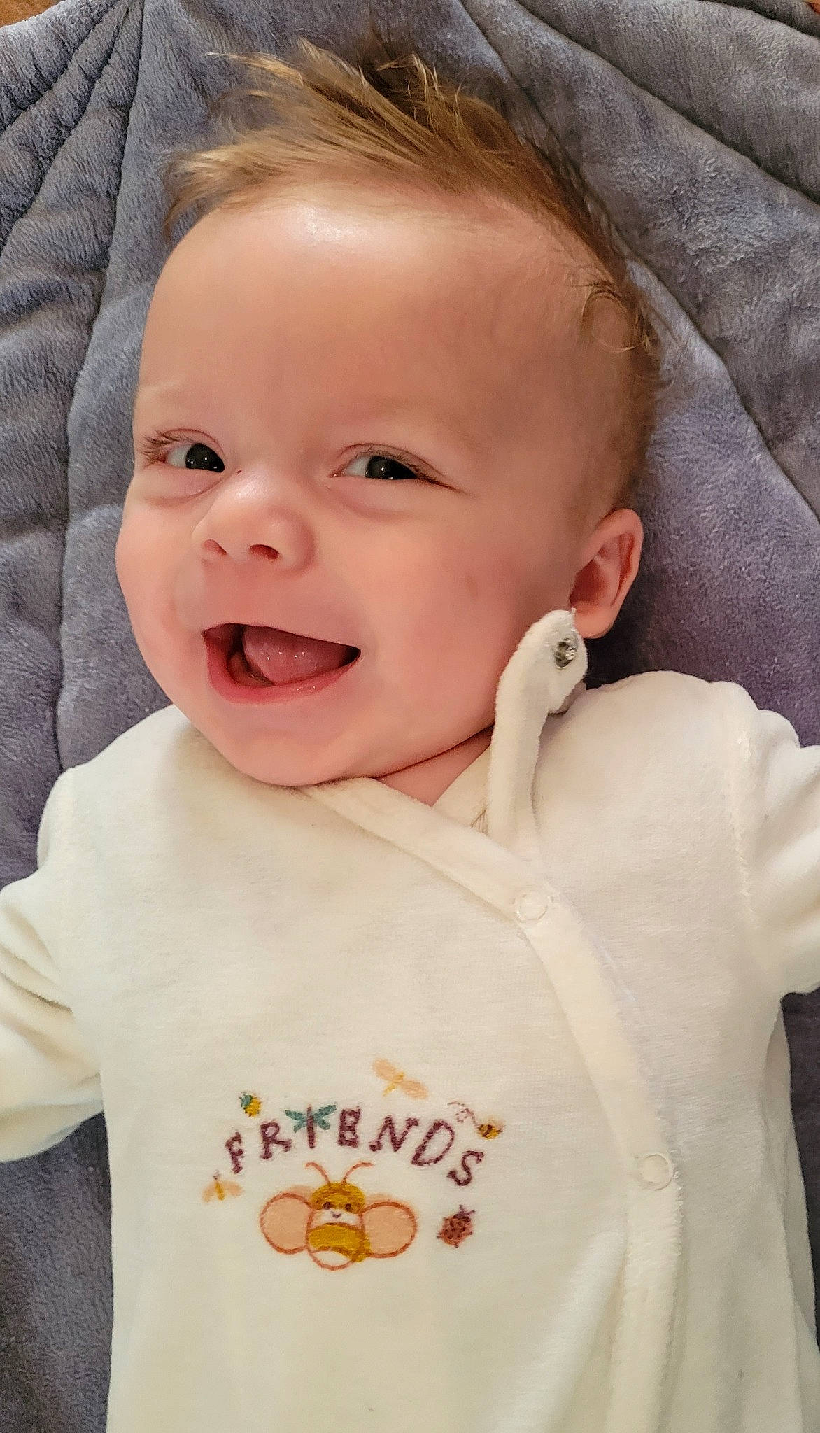 Wayden a rejoint le concours — aidez-le/la à gagner de superbes lots ! baby, baby_toddler_clothing, cheek, chin, eye, eyebrow, eyelash, face, gesture, happy, head, lip, mouth, neck, nose, person, product, skin, sleeve, smile