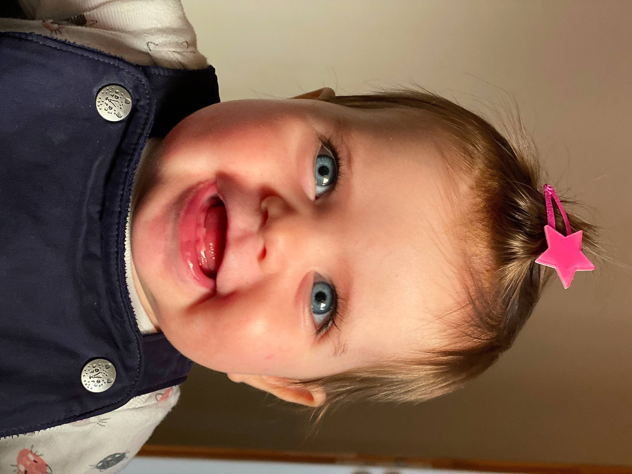 Joséphine a rejoint le concours — aidez-le/la à gagner de superbes lots ! baby, cheek, chin, ear, eye, eyebrow, eyelash, face, flash_photography, hairstyle, happy, head, iris, joy, lip, mouth, neck, nose, person, skin