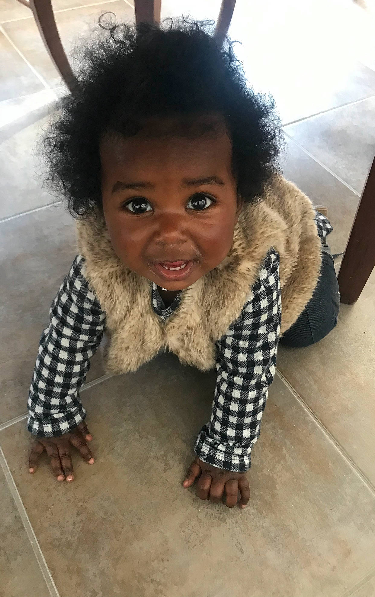 Amy participe au concours pour gagner de l'argent avec cette photo : arm, black_hair, cheek, cool, eyebrow, finger, flash_photography, flooring, gesture, hairstyle, hand, happy, head, human_body, iris, lip, mouth, nose, person, skin