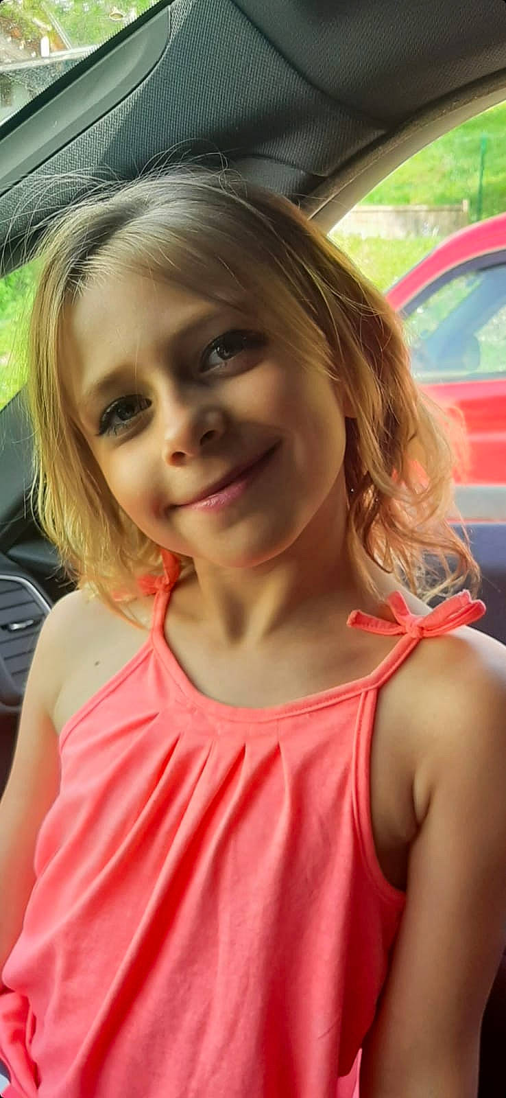 Lenna a rejoint le concours — aidez-le/la à gagner de superbes lots ! child, chin, cool, facial_expression, fun, grass, hair, hairstyle, happy, human, joy, leisure, lip, mammal, mouth, person, pink, plant, shoulder, skin