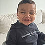 Adam a rejoint le concours — aidez-le/la à gagner de superbes lots ! toddler, child, smiling, high_chair, black_hoodie, tommy_hilfiger, indoor, couch, person, happy, sitting, young_child, furniture, face, casual_clothing, home, cute, portrait, hand, short_hair