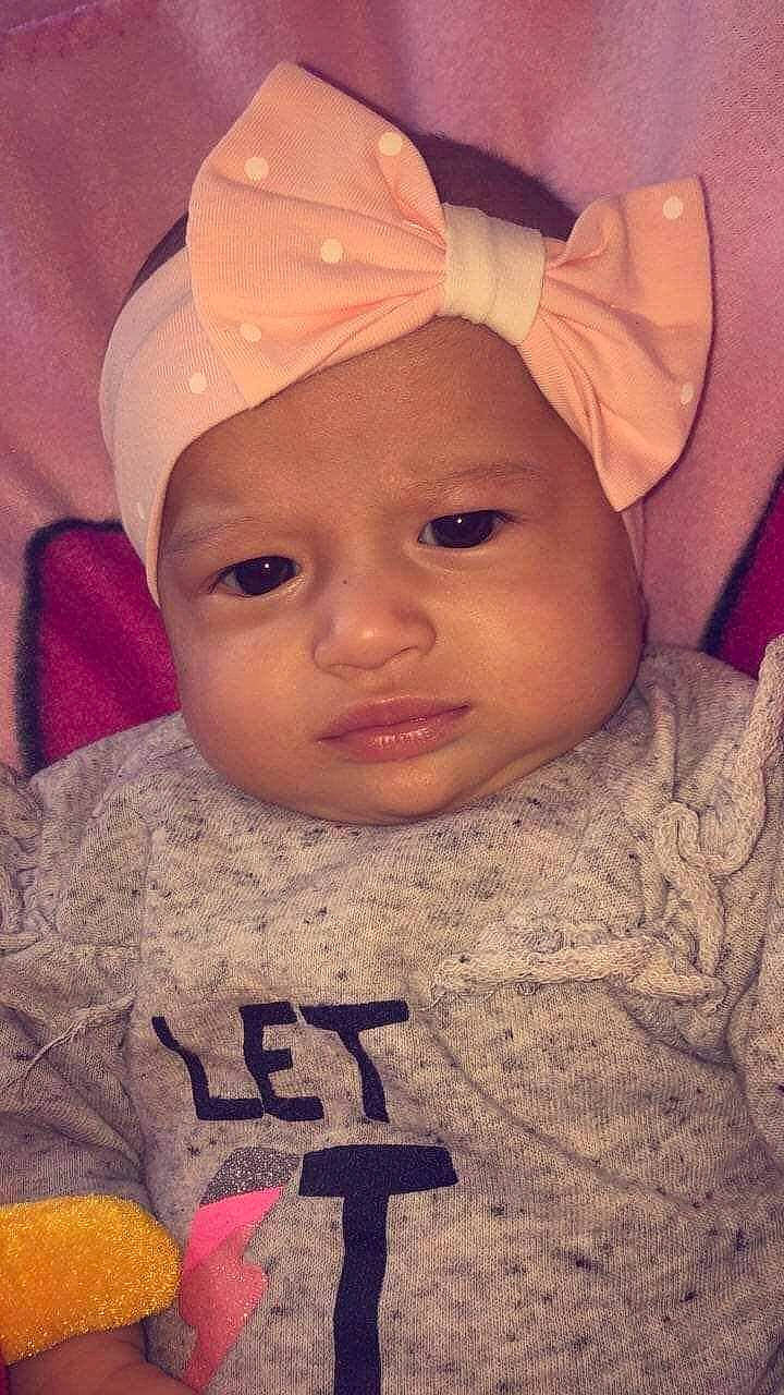 Lyana participe au concours pour gagner de l'argent avec cette photo : baby, cap, cheek, chin, eye, eyebrow, facial_expression, forehead, happy, head, headwear, helmet, human_body, iris, lip, mouth, nose, person, pink, skin