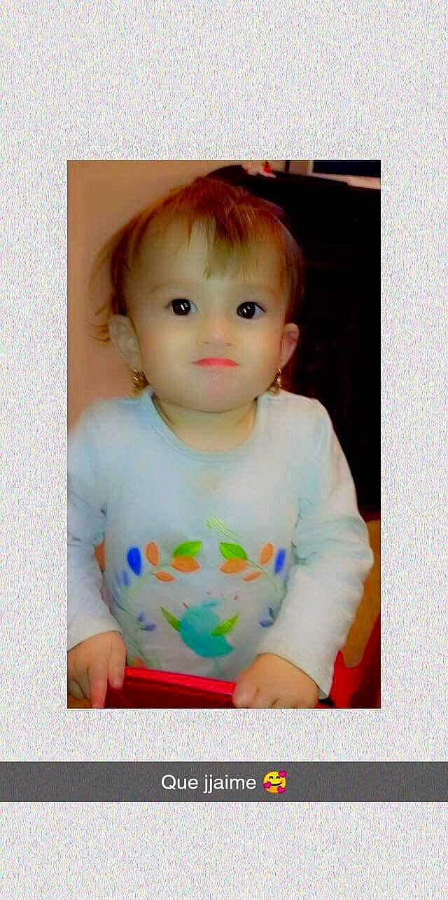 Lyana participe au concours pour gagner de l'argent avec cette photo : baby, baby_products, baby_toddler_clothing, cheek, child, child_model, eyelash, font, happy, iris, pattern, person, photo_caption, portrait, portrait_photography, rectangle, shirt, sitting, sleeve, t_shirt