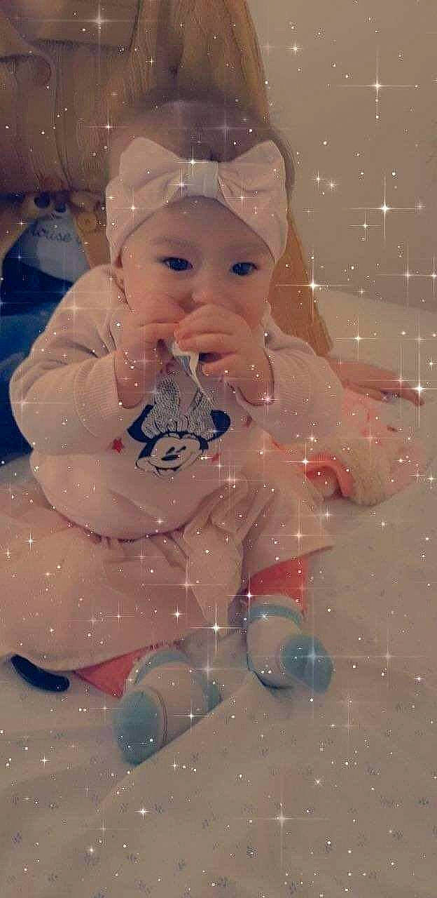 Lyana a rejoint le concours — aidez-le/la à gagner de superbes lots ! arm, baby, baby_products, baby_toddler_clothing, cheek, child, eye, face, fictional_character, fun, hand, happy, head, human_body, iris, leg, person, pink, sitting, skin