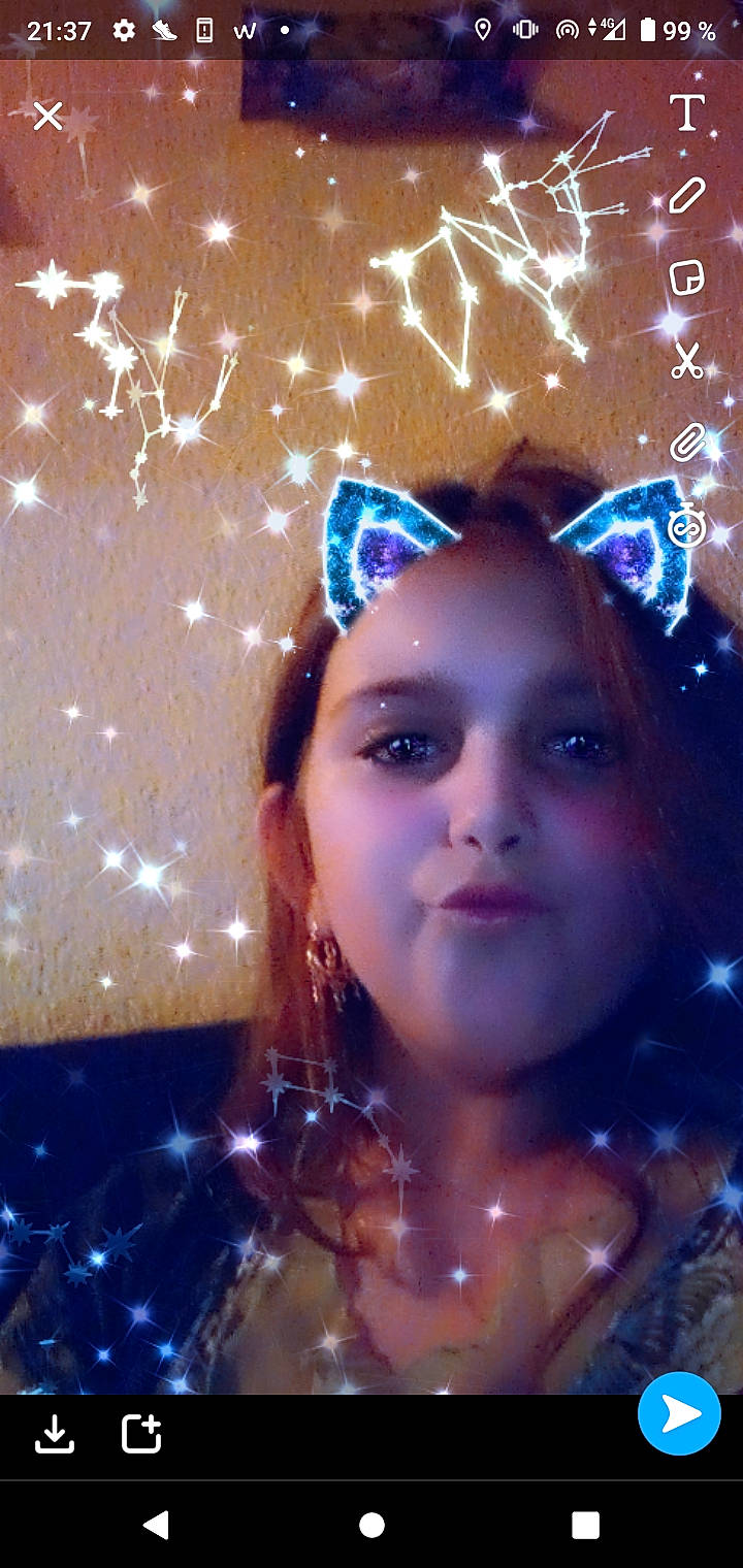 Laurena a rejoint le concours — aidez-le/la à gagner de superbes lots ! brown_hair, costume_hat, electric_blue, event, eyebrow, eyelash, face, fashion_accessory, feather, flash_photography, fun, hair_accessory, happy, headband, headgear, headpiece, jewellery, party_supply, person, tiara