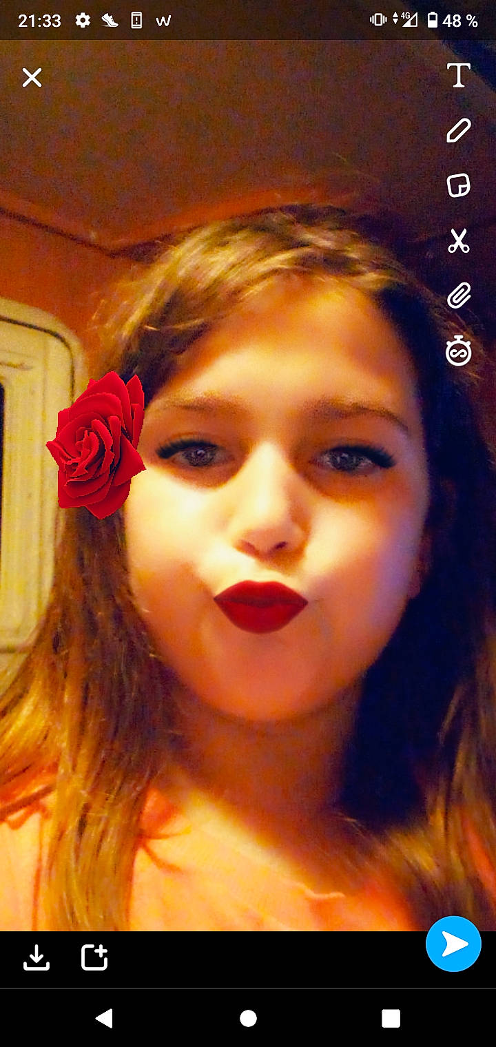 Laurena a rejoint le concours — aidez-le/la à gagner de superbes lots ! cheek, chin, eyebrow, eyelash, face, facial_expression, flash_photography, flower, forehead, hair, hairstyle, happy, jaw, lip, lipstick, mouth, nose, person, petal, plant