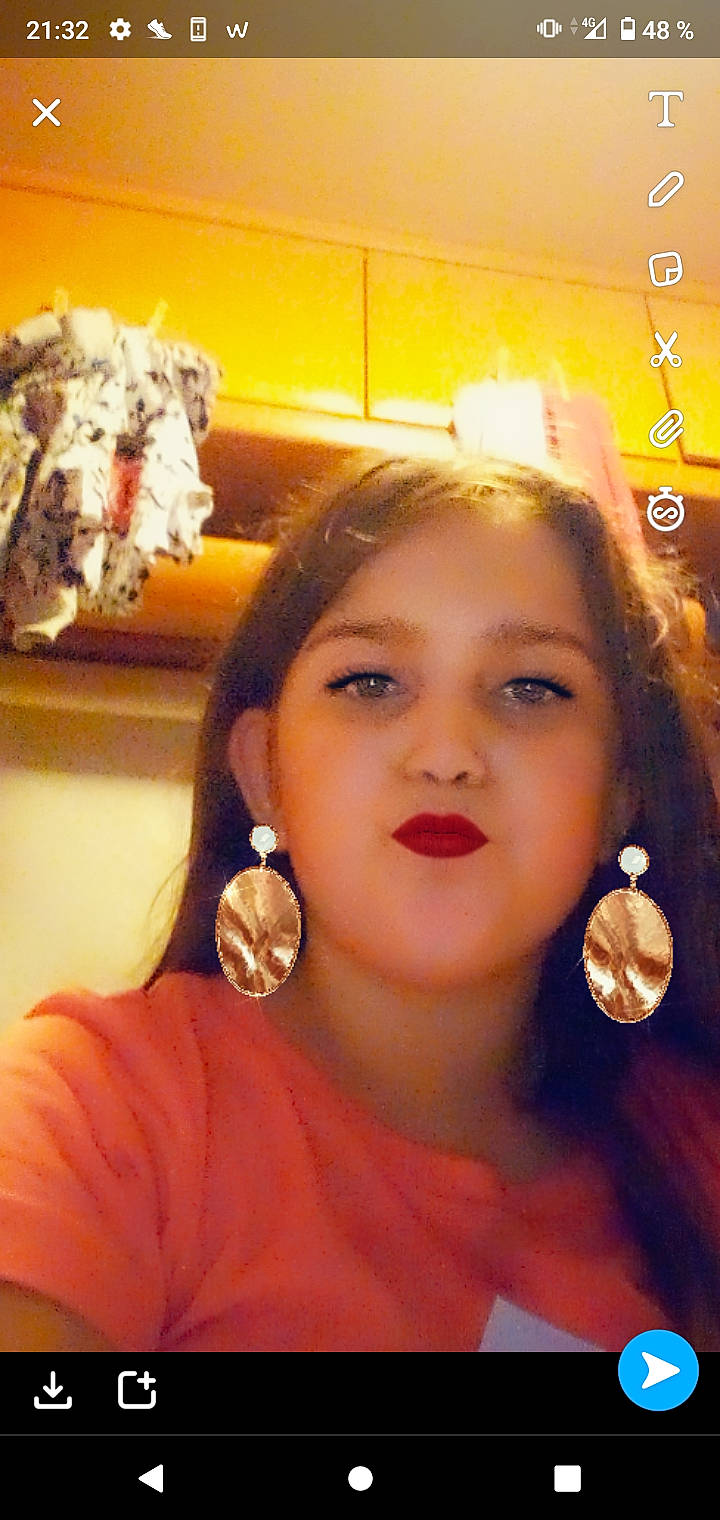 Laurena a rejoint le concours — aidez-le/la à gagner de superbes lots ! audio_equipment, body_jewelry, brown_hair, cheek, dessert, ear, earrings, eyebrow, eyelash, fashion_accessory, forehead, hair_coloring, happy, jaw, jewellery, lip, long_hair, makeover, neck, nose