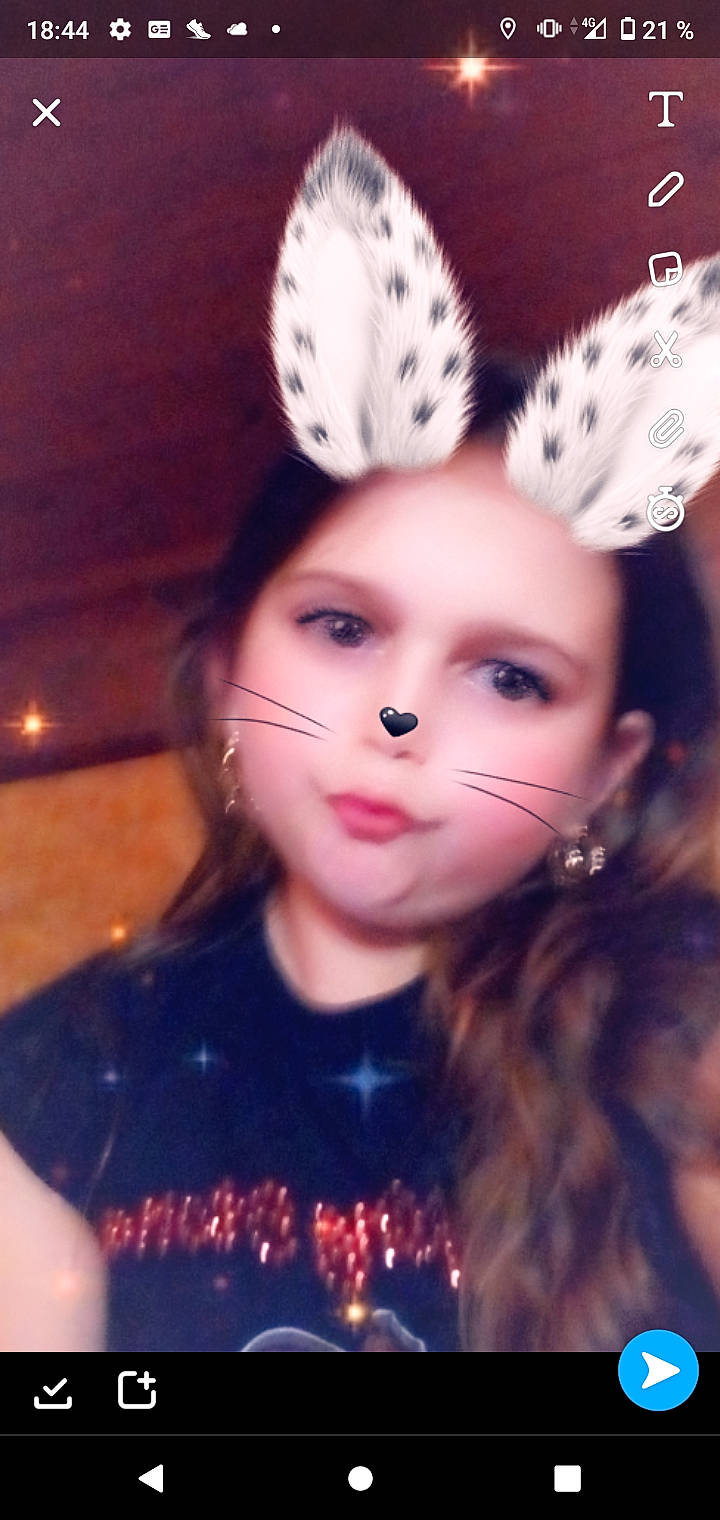 Laurena participe au concours pour gagner de l'argent avec cette photo : cap, child, costume_hat, ear, eye, eyelash, face, fawn, feather, happy, hat, headgear, headpiece, headwear, helmet, human_body, outerwear, person, pink, plant