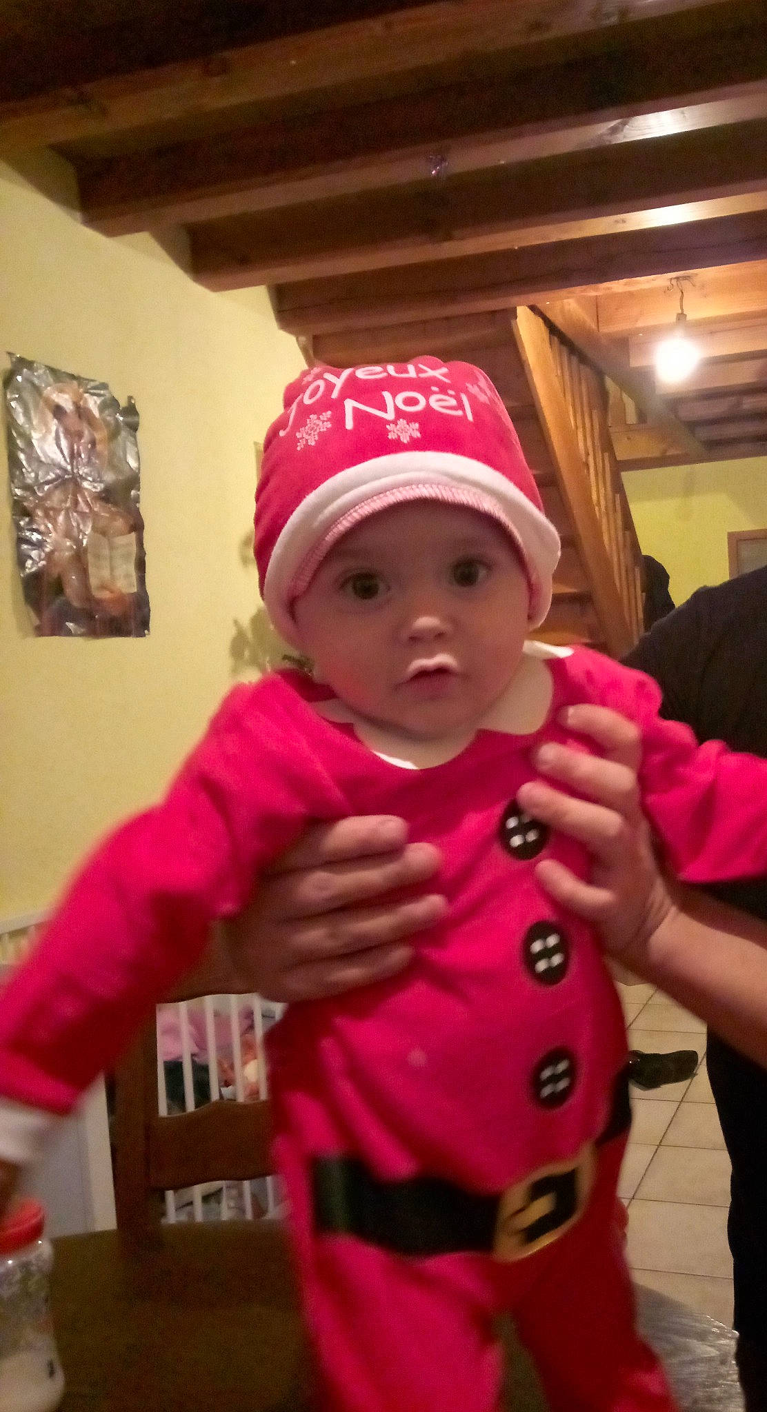 Rayley a rejoint le concours — aidez-le/la à gagner de superbes lots ! arm, baby, baby_toddler_clothing, baseball_cap, cap, carmine, child, christmas, cool, costume, event, fun, hat, headwear, holiday, magenta, person, pink, room, sleeve