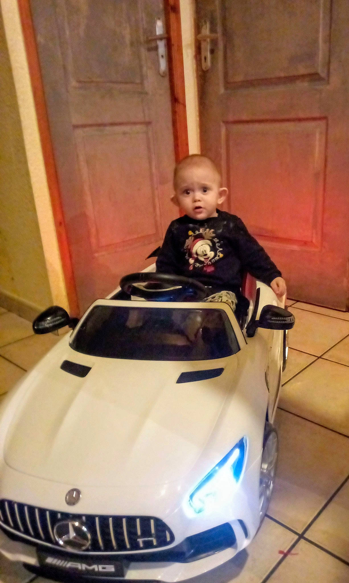 Rayley participe au concours pour gagner de l'argent avec cette photo : automotive_design, automotive_exterior, automotive_lighting, automotive_wheel_system, car, door, grille, headlamp, hood, land_vehicle, light, maserati, motor_vehicle, performance_car, person, personal_luxury_car, photograph, snapshot, surprise, toddler