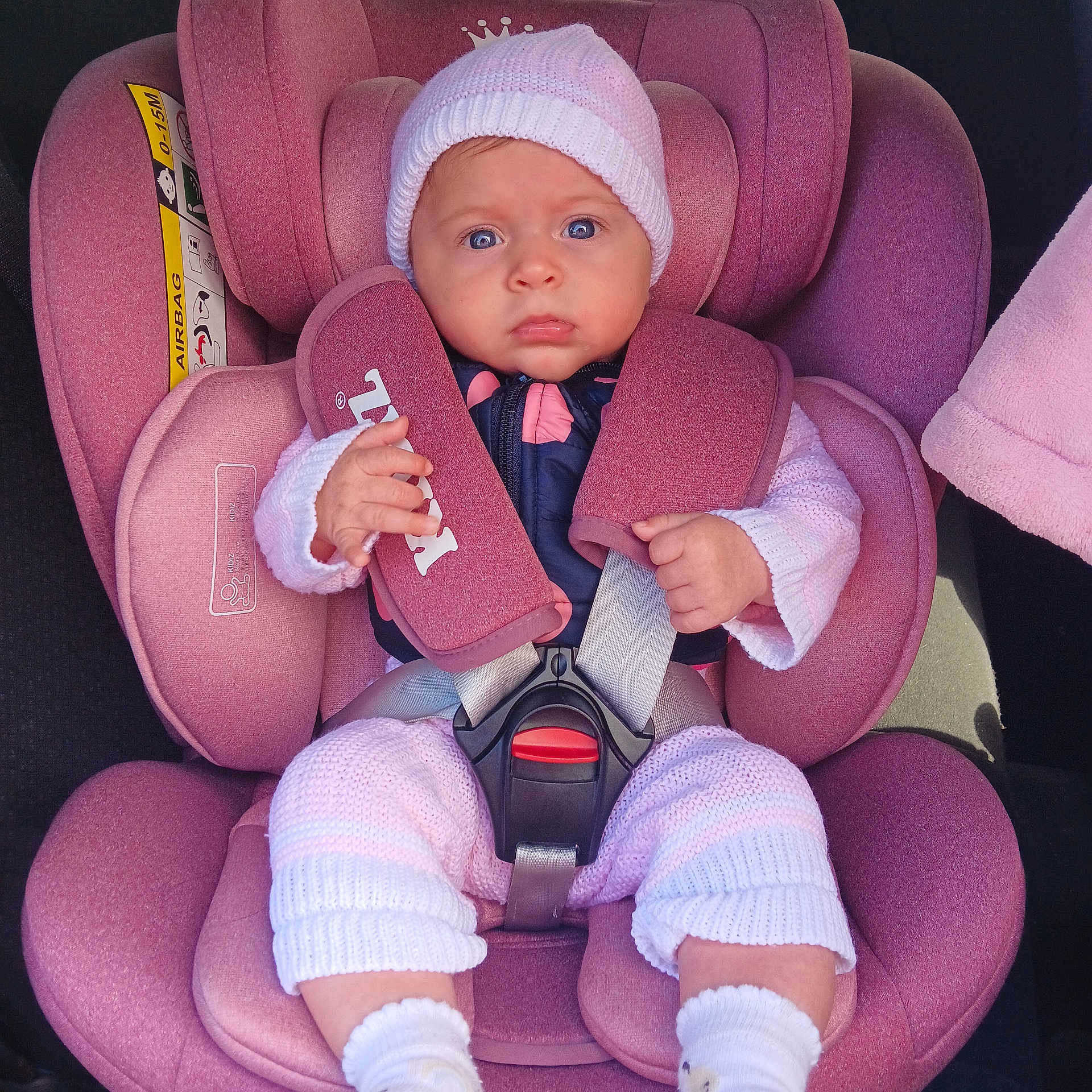 Mya a rejoint le concours — aidez-le/la à gagner de superbes lots ! accessories, baby, belt, bonnet, cap, car, car_interior, carseat, chair, clothing, couch, face, furniture, hat, head, person, photography, portrait, transportation, vehicle