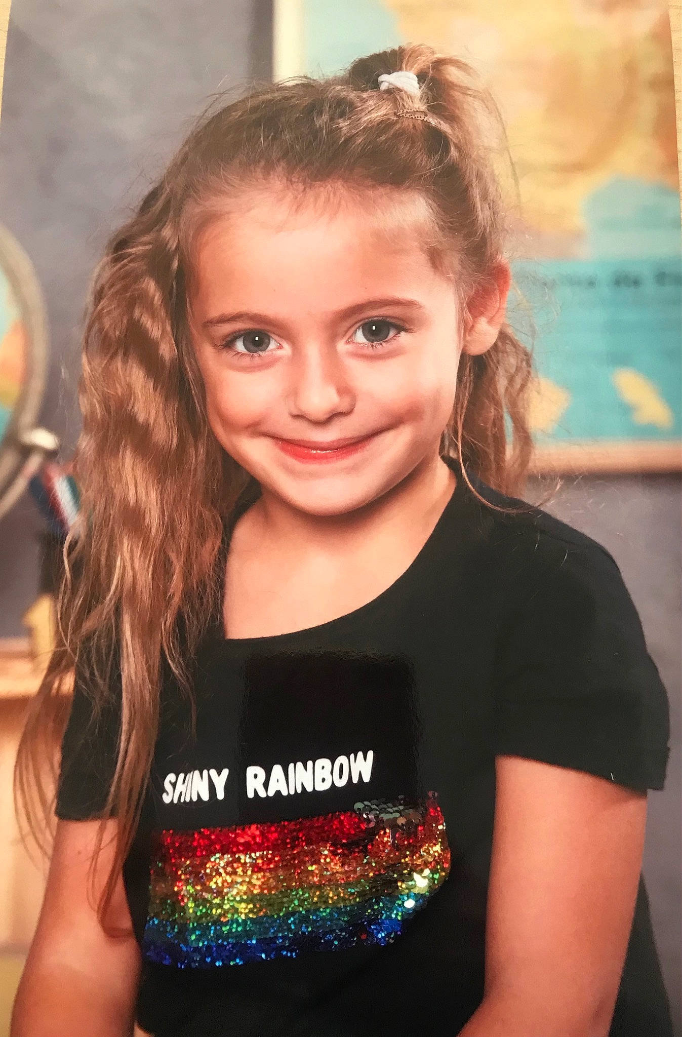 Siham participe au concours pour gagner de l'argent avec cette photo : balloon, blond, brown_hair, cheek, child, child_model, eyelash, flash_photography, fun, hairstyle, happy, iris, joy, lamp, party, person, portrait_photography, room, smile, t_shirt