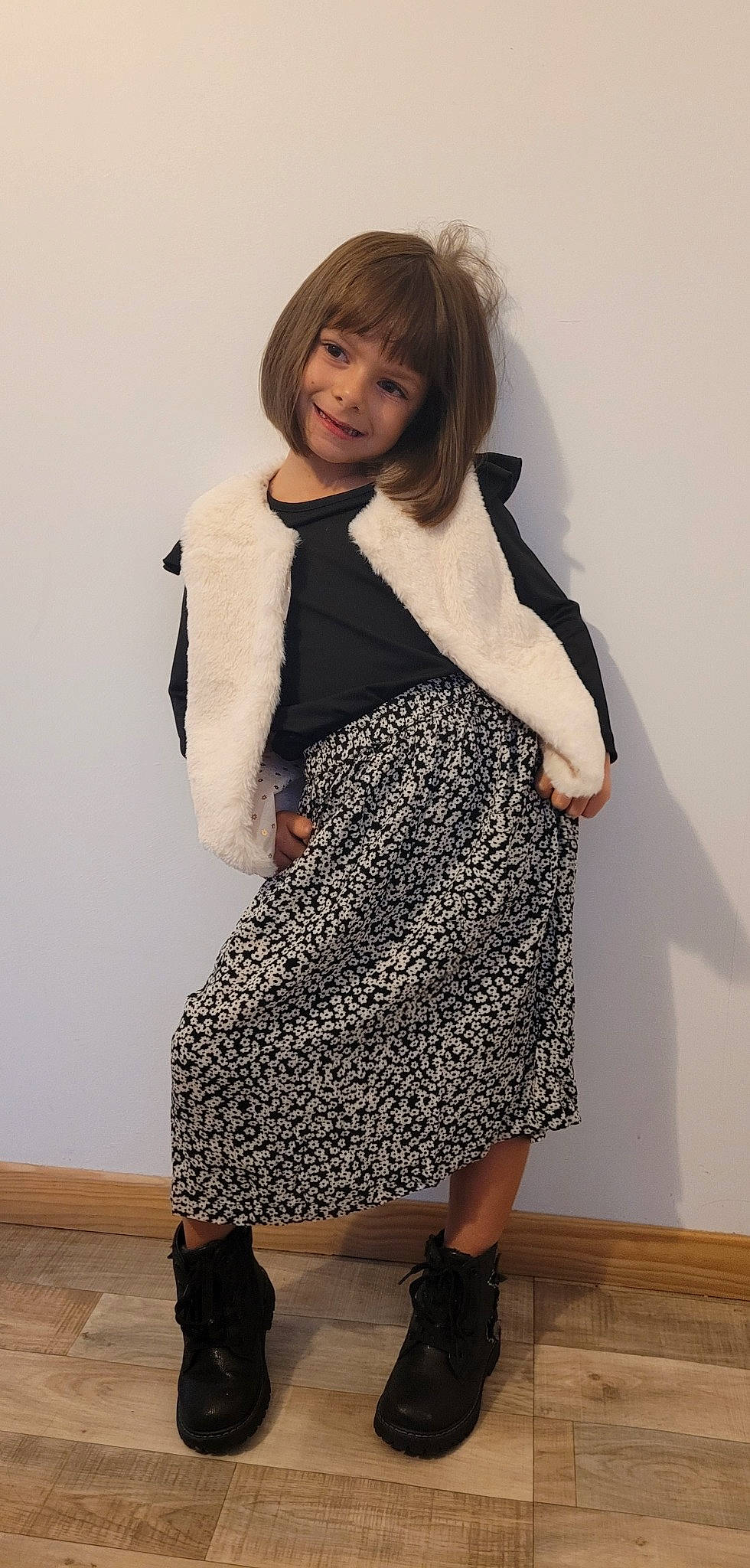 Méryne a rejoint le concours — aidez-le/la à gagner de superbes lots ! bag, blazer, collar, day_dress, fashion_design, fashion_model, formal_wear, joint, joy, knee, leg, luggage_and_bags, neck, one_piece_garment, outerwear, person, shoe, shoulder, sleeve, thigh