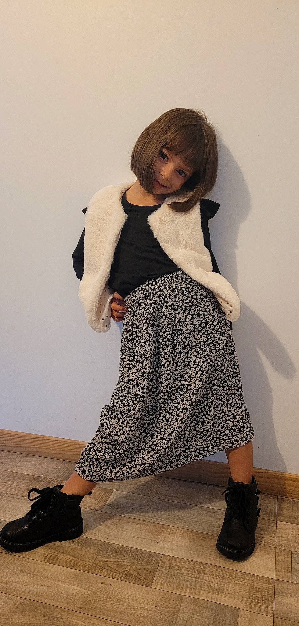 Méryne a rejoint le concours — aidez-le/la à gagner de superbes lots ! bag, black, day_dress, fashion_design, fashion_model, formal_wear, human_leg, joint, knee, leg, long_hair, neck, pattern, person, plaid, shoe, sleeve, tartan, thigh, trunk