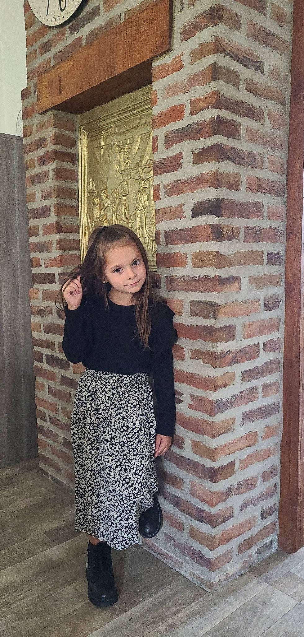 Méryne a rejoint le concours — aidez-le/la à gagner de superbes lots ! blond, brick, brickwork, brown_hair, dress, eyewear, fashion, fashion_design, flooring, knee, long_hair, magenta, neck, pattern, person, sleeve, standing, textile, thigh, waist